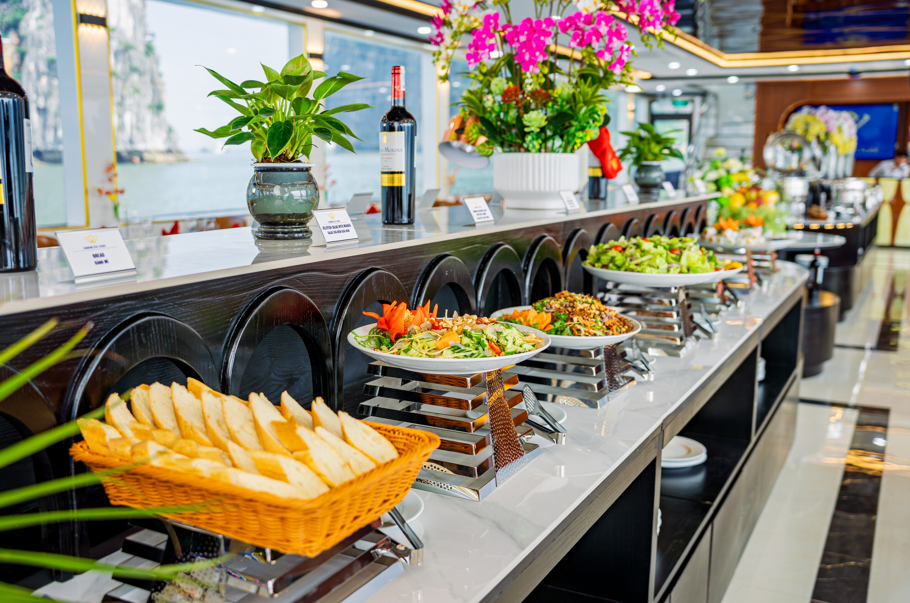 除了豐盛的海鮮自助餐和亞洲歐式創意料理，我們也為素食者提供美味的蔬食餐點。