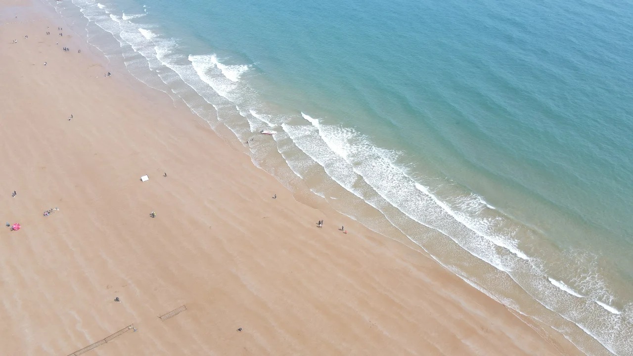青島金沙灘景區是中國沙質最細、面積最大、風景最美的海水浴場之一，被稱為“亞洲第一灘”，主要景點有其主體金沙灘，“祥鳳和雲”雕塑、石蛙