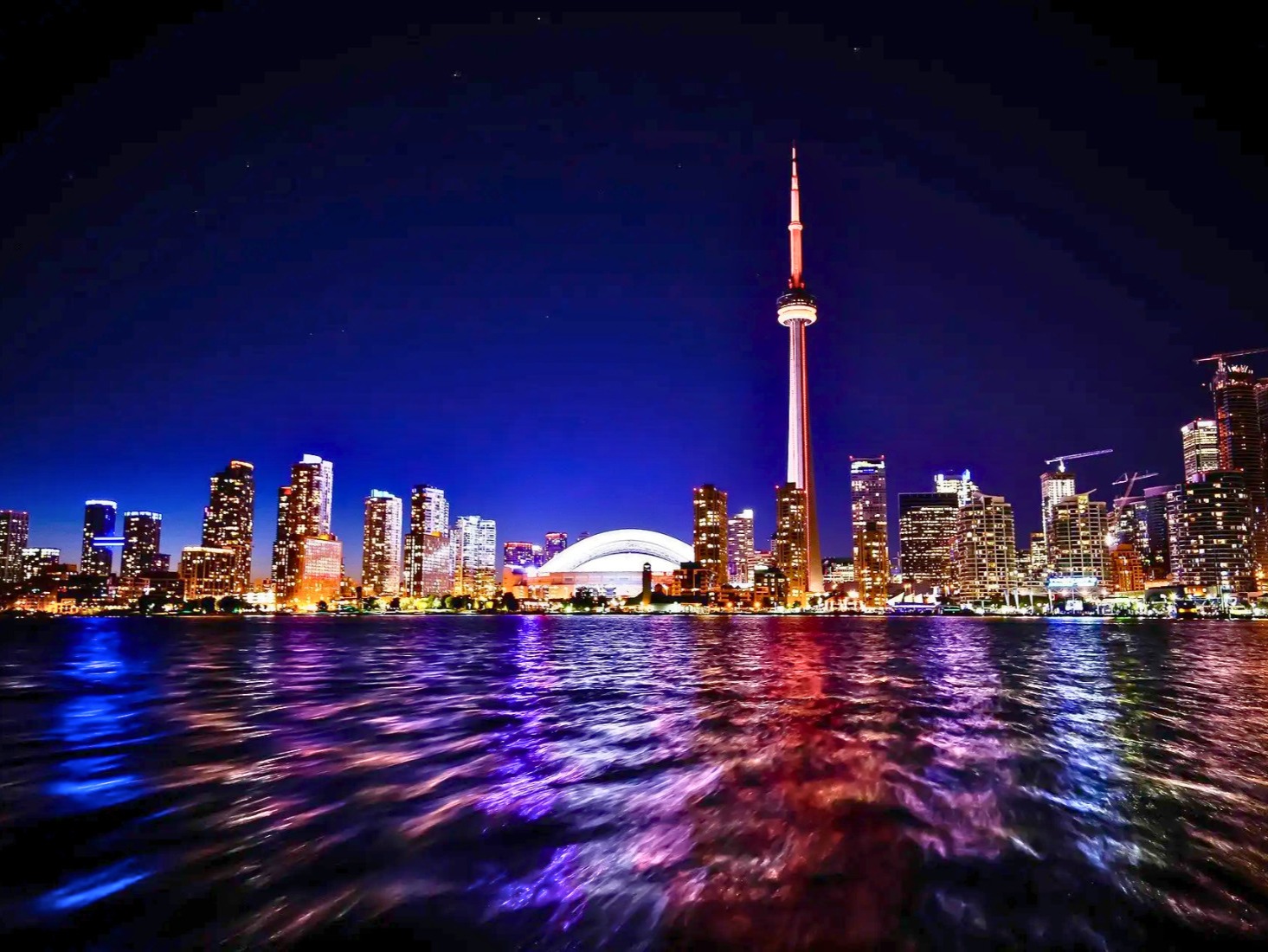 搭乘時尚的 Mercedes廂型車或迷你巴士,享受免費飯店接駁服務,展開您的多倫多冒險之旅 搭乘時尚的 Mercedes廂型車或迷你巴士,享受免費飯店接駁服務,展開您的多倫多冒險之旅