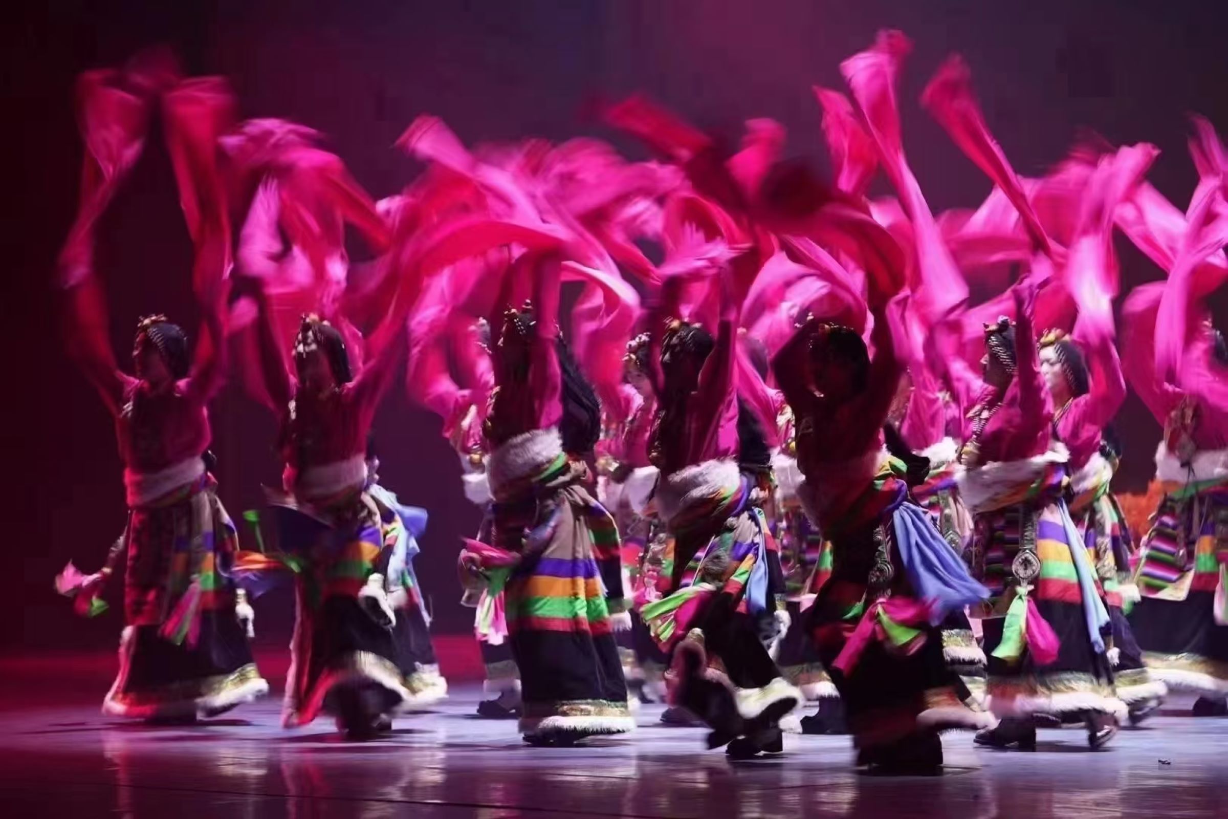 《藏謎》涵蓋了幾乎所有中國藏族地區典型的民間歌曲、樂器及民間舞蹈