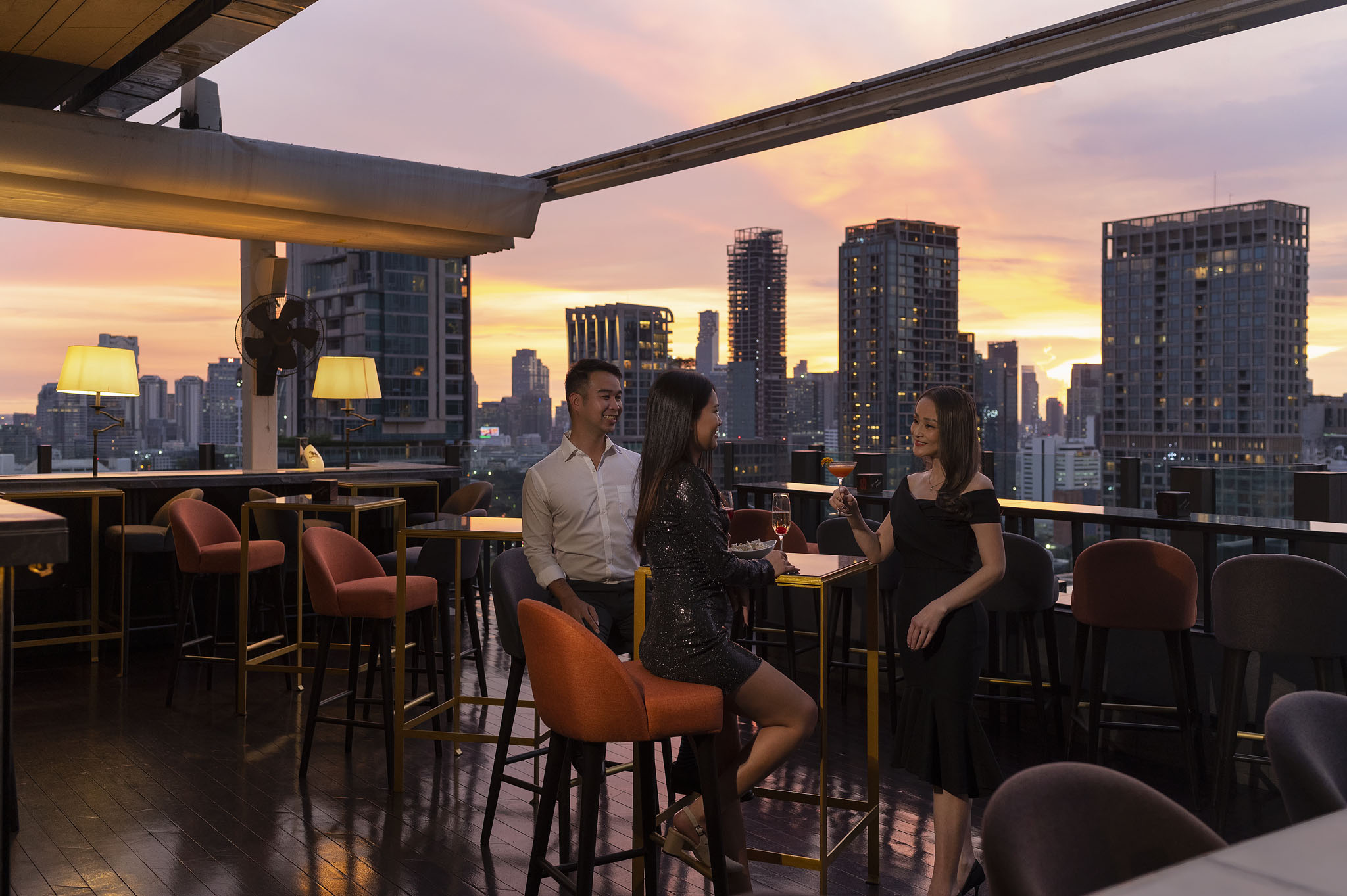 曼谷英迪格酒店CHAR屋頂酒吧 (CHAR Rooftop Bar at Indigo Hotel Bangkok)