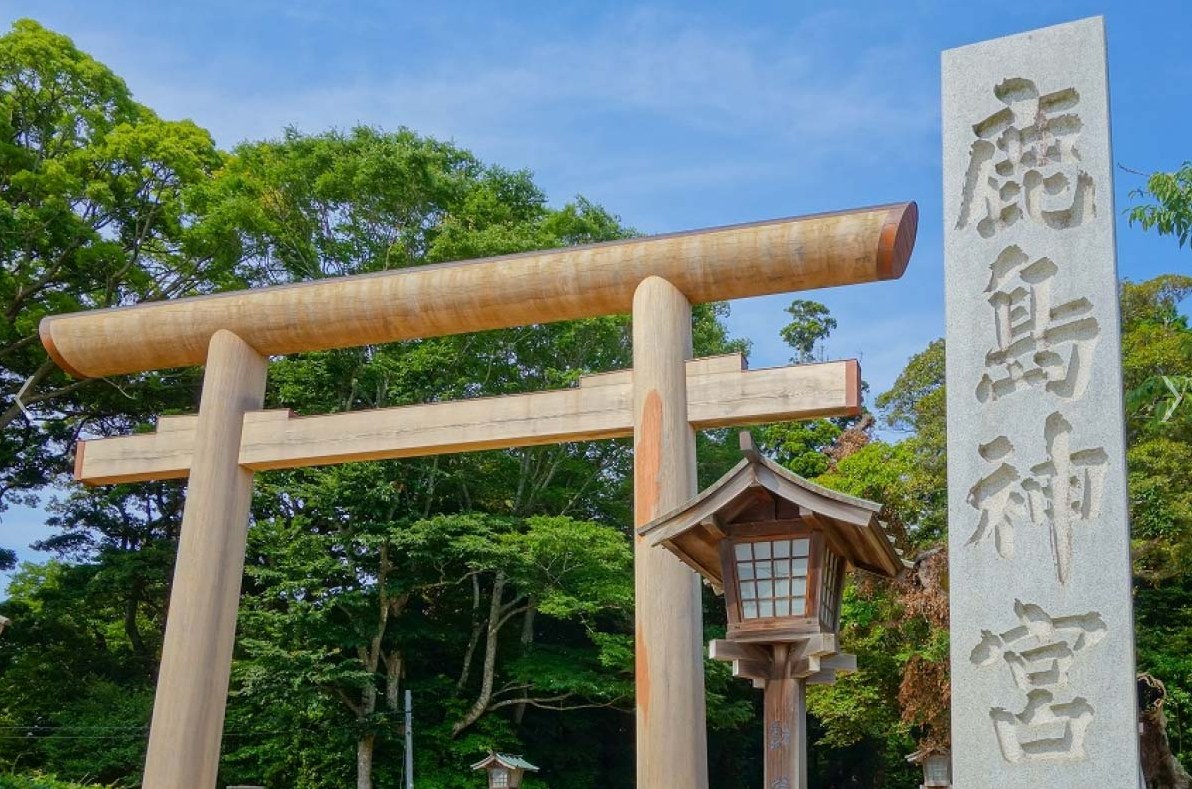 The wooden torii gate of Kashima Jingu Shrine is solemn and elegant, integrating the beauty of nature and sacredness, and is an important symbol of the ancient divine realm.