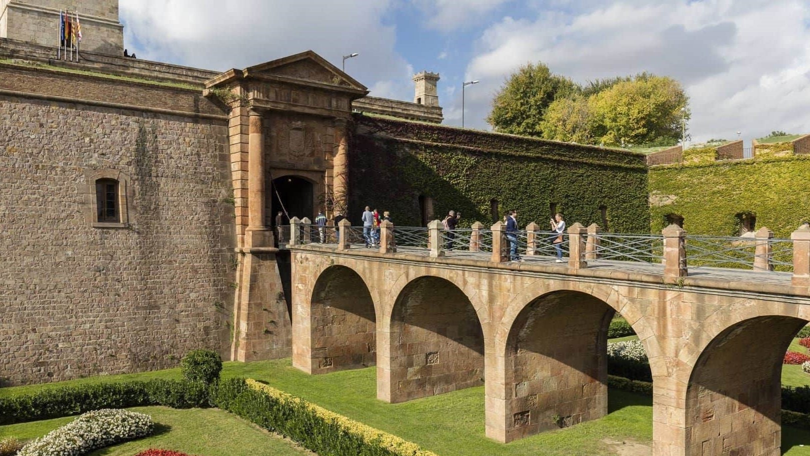 巴塞隆納 (Barcelona) 古城區和蒙特惠克城堡 (Montjuic Castle) 纜車之旅