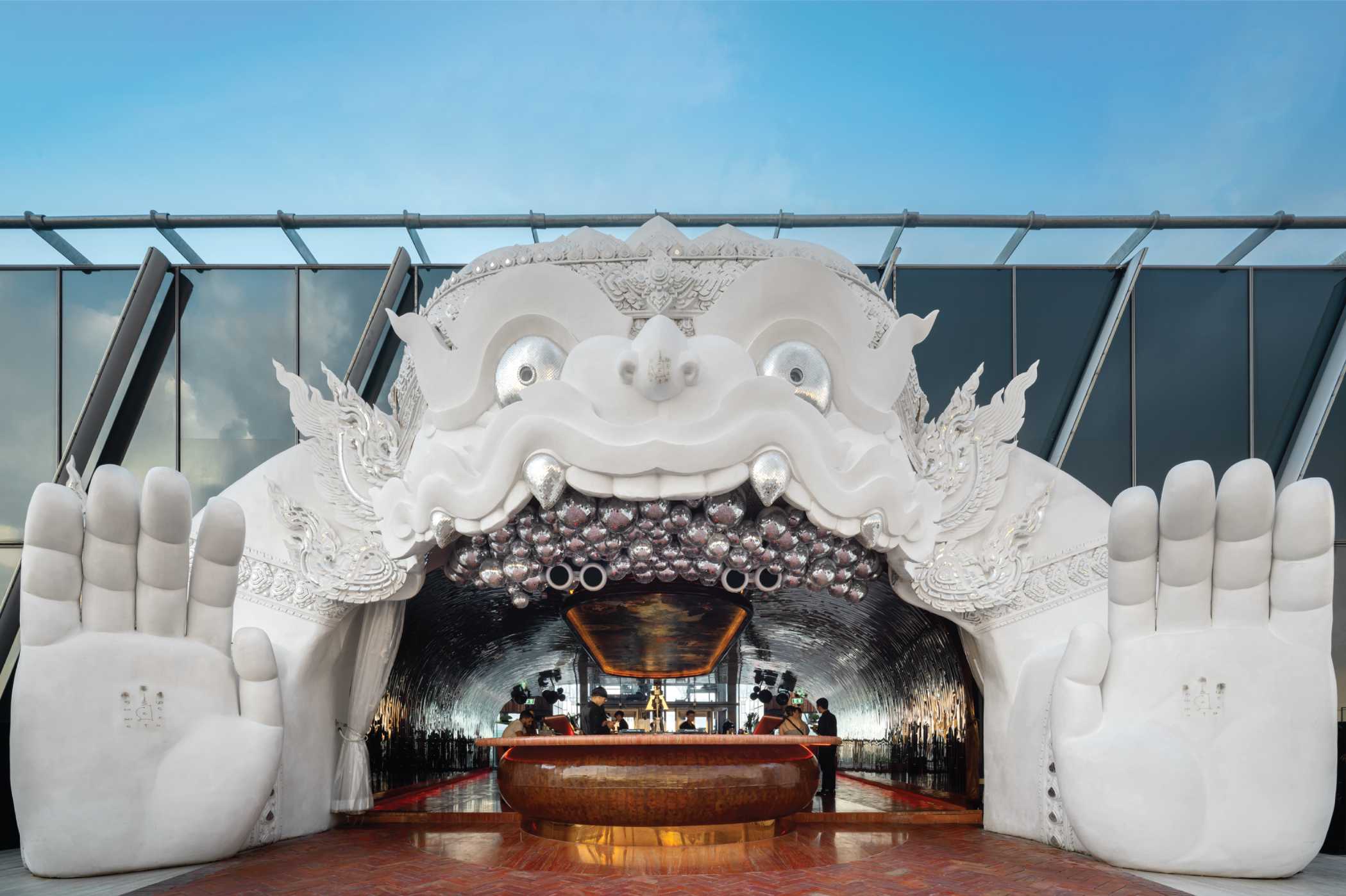 哈努曼空中酒吧及餐廳、泰式寺廟/嘉年華遊戲和城市天際線景觀。 哈努曼空中酒吧及餐廳、泰式寺廟/嘉年華遊戲和城市天際線景觀。