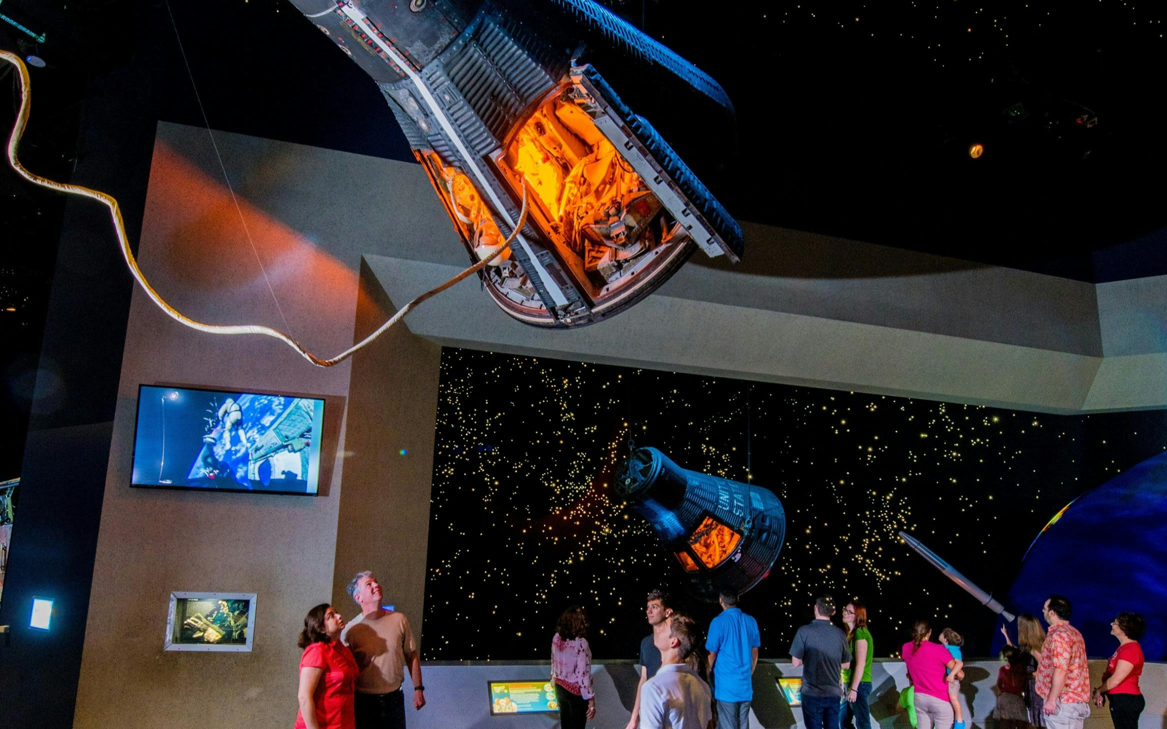 遊客們正在參觀休斯頓太空中心展廳內展示的令人印象深刻的航天器