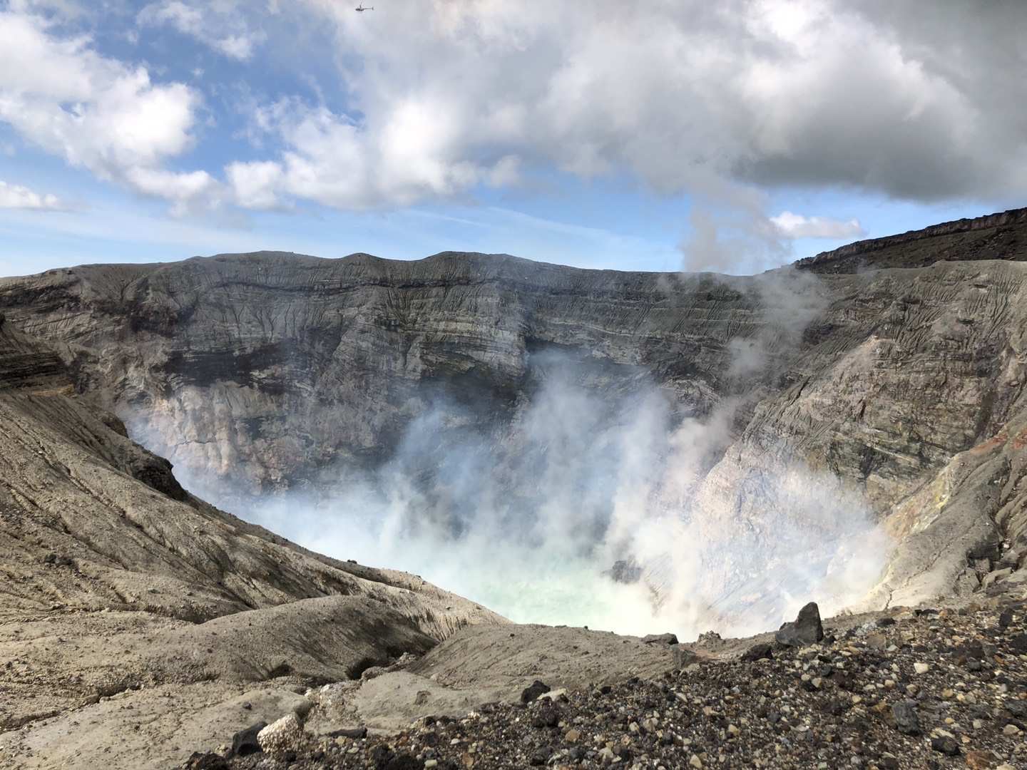 阿蘇山,這座位於日本九州島熊本縣東北部的活火山,以其巨大的破火山口而聞名於世。它不僅是世界上最大的活火山之一,還被譽為“火之國”熊本的象徵。這座火山不僅壯觀,還充滿了神秘與未知。 阿蘇山,這座位於日本九州島熊本縣東北部的活火山,以其巨大的破火山口而聞名於世。它不僅是世界上最大的活火山之一,還被譽為“火之國”熊本的象徵。這座火山不僅壯觀,還充滿了神秘與未知。