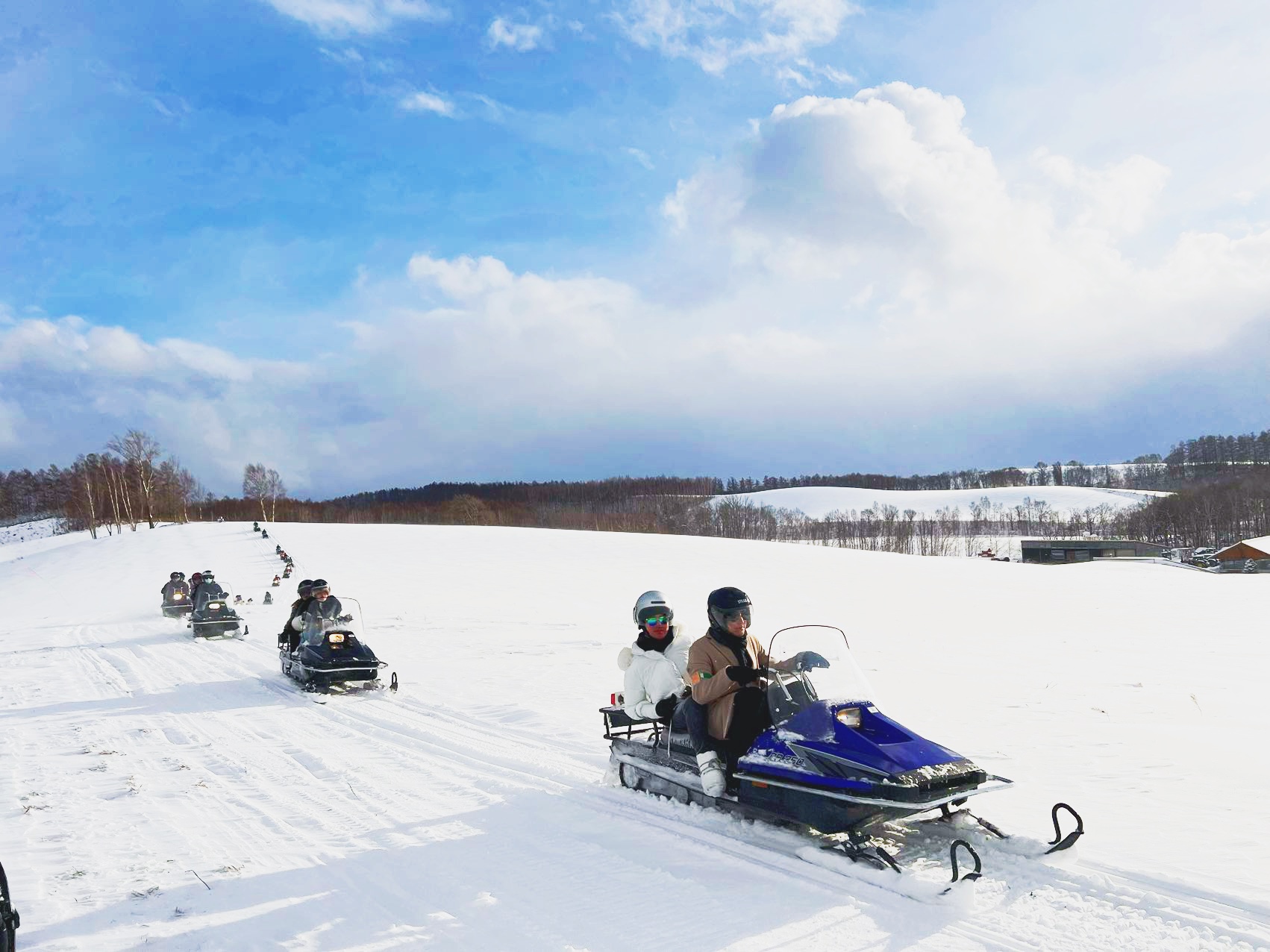 【札幌出發｜冬季限定】北海道旭川動物園一日遊｜四季彩之丘雪地摩托體驗＋森林精靈露臺＋拓真館｜含巴士接送