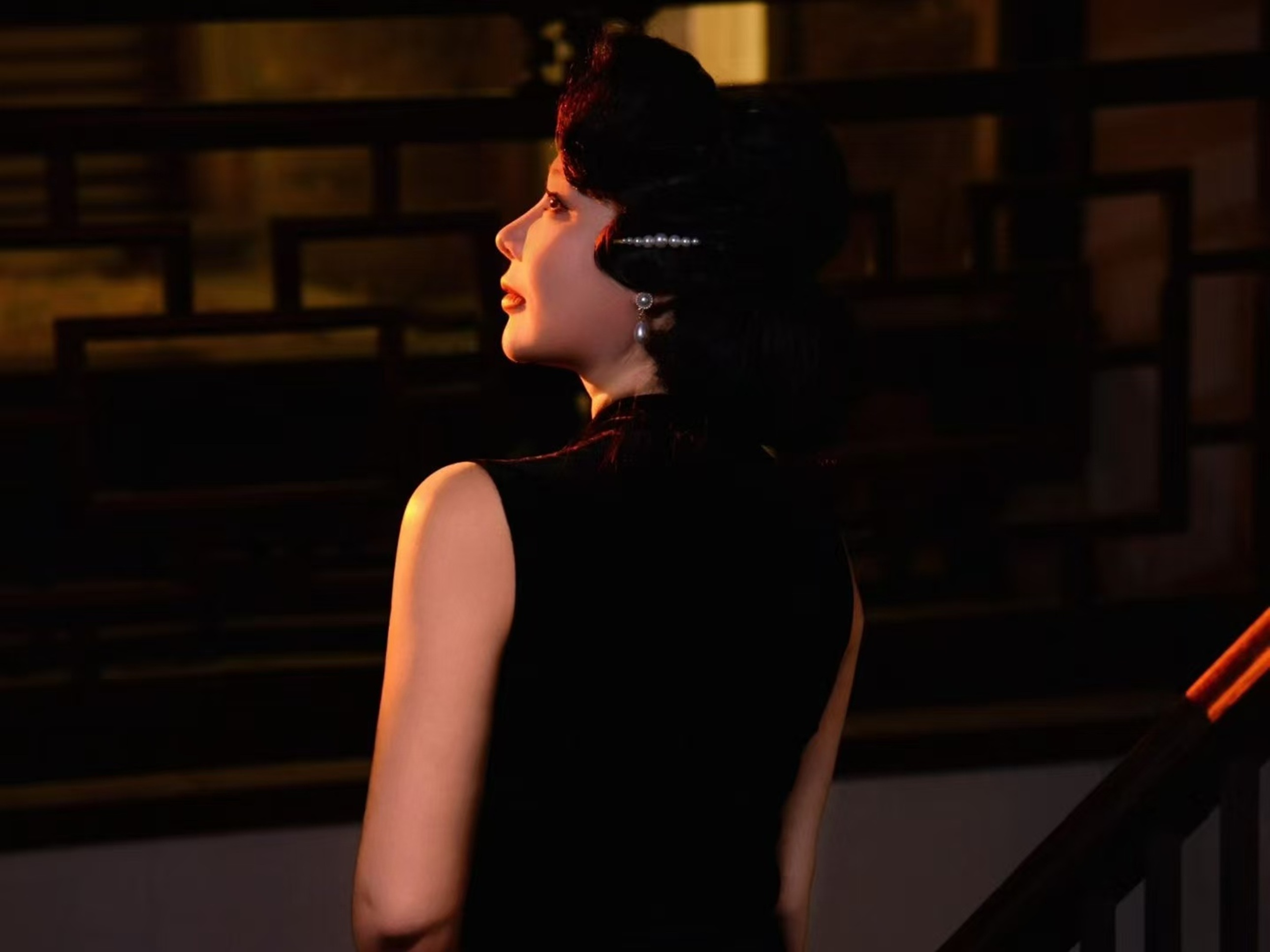 復古波紋捲髮配珍珠髮飾,在暖黃燈光的中式格柵前抬眸遠望,明暗交錯間滿是舊時光的故事感 復古波紋捲髮配珍珠髮飾,在暖黃燈光的中式格柵前抬眸遠望,明暗交錯間滿是舊時光的故事感