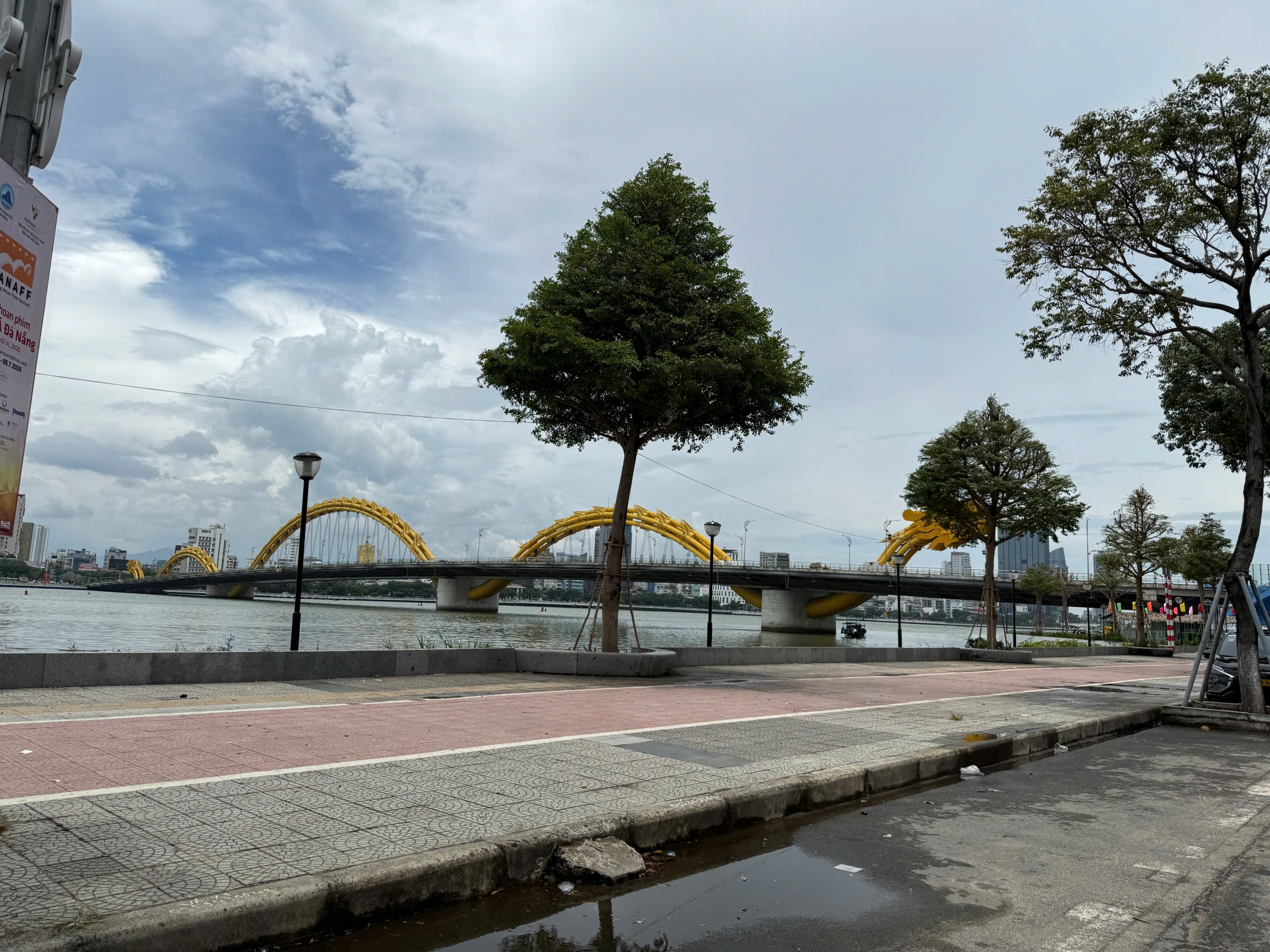 漫步漢江畔，盡享城市天際線與蜿蜒流經市區的寧靜水域所構成的如畫美景。