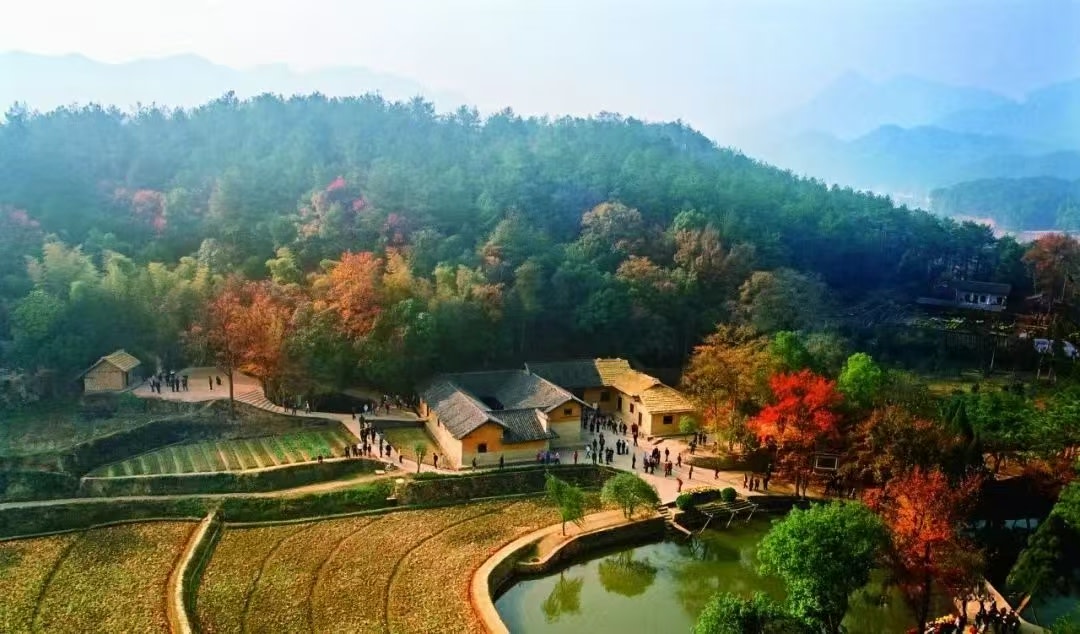 毛澤東故居的秋日航拍,青瓦土牆的農舍隱於層林盡染的山間,水塘與梯田環繞,遊人漫步其間,盡顯韶山沖的靜謐與紅色地標厚重感 毛澤東故居的秋日航拍,青瓦土牆的農舍隱於層林盡染的山間,水塘與梯田環繞,遊人漫步其間,盡顯韶山沖的靜謐與紅色地標厚重感