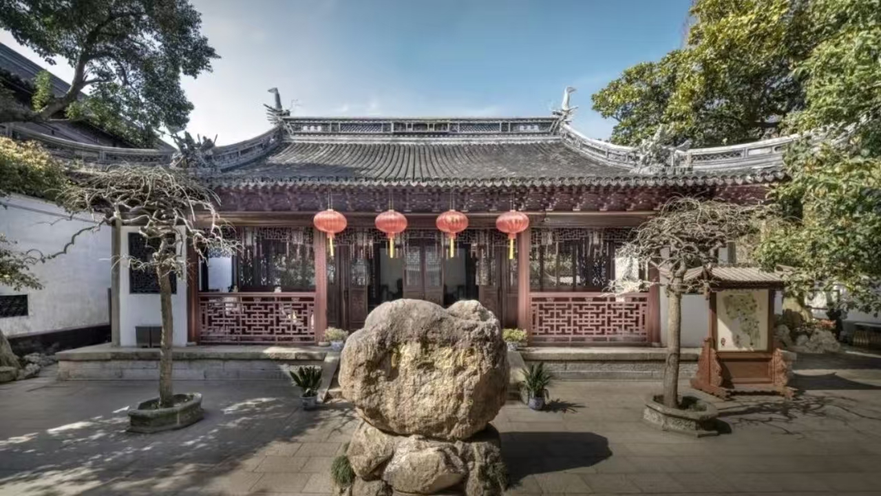 三穗堂 “三穗”出典於“樑上三穗”，寓意官運亨通，也蘊含對豐收的希冀和祝福。建築高9米，屋頂為單簷歇山式。