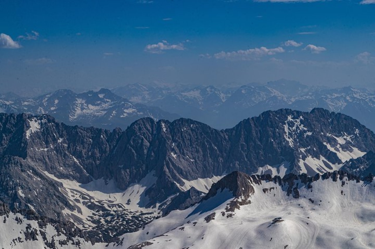 奧地利阿爾卑斯山脈近在眼前,200多座山峰清晰可見。 奧地利阿爾卑斯山脈近在眼前,200多座山峰清晰可見。
