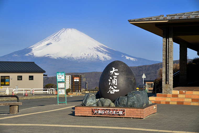 在这里还能看到著名的黑玉子温泉蛋。据说吃上一颗就能带来好运,也成为游客必试的体验。一边品尝特色美食,一边欣赏火山谷的壮丽景色。 在这里还能看到著名的黑玉子温泉蛋。据说吃上一颗就能带来好运,也成为游客必试的体验。一边品尝特色美食,一边欣赏火山谷的壮丽景色。