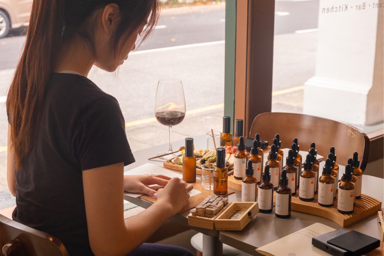 用芳香療法調製您的專屬香氛。 用芳香療法調製您的專屬香氛。