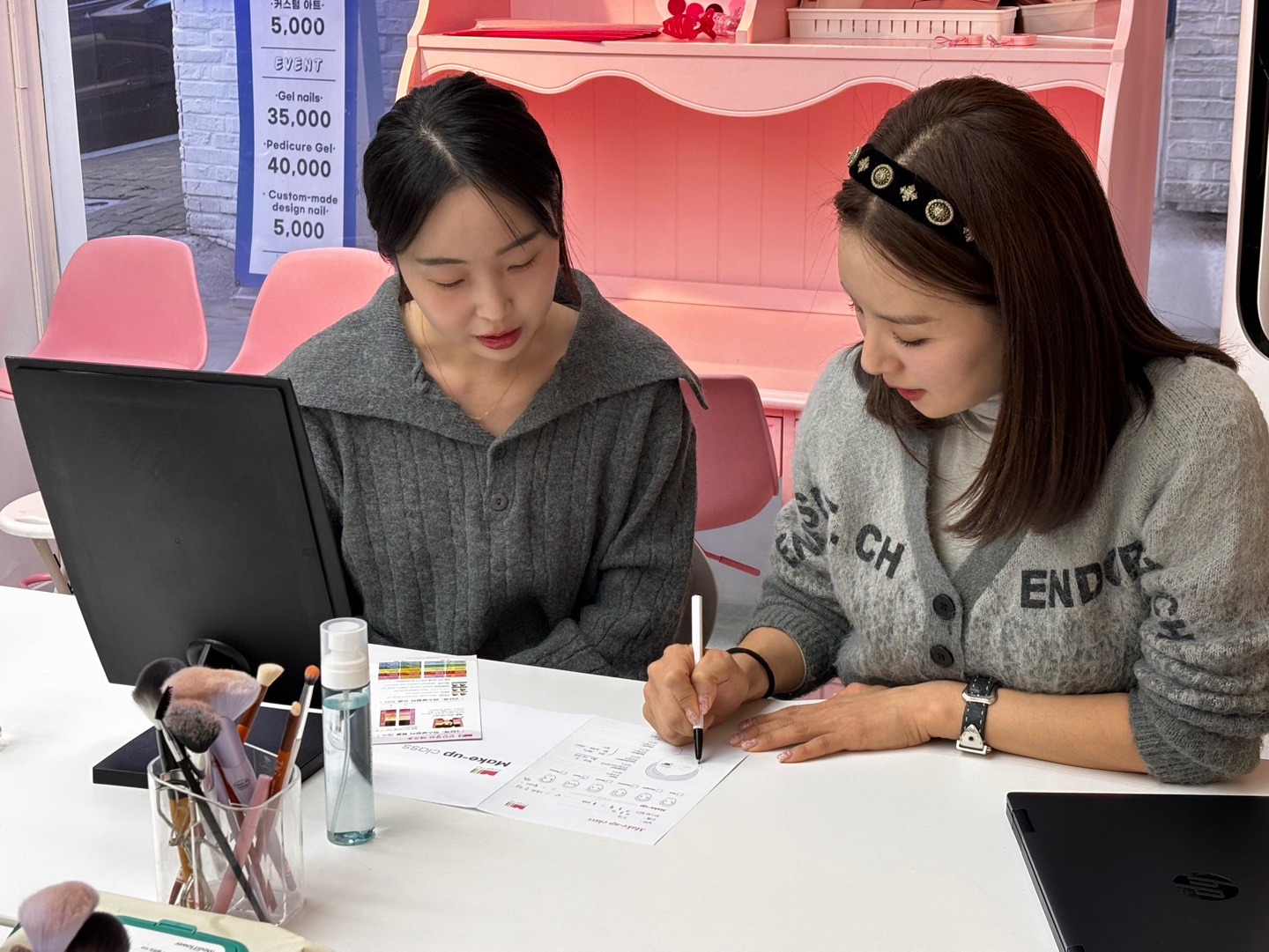 ▶ Personal Color diagnosis (Four Season Personal Color Diagnosis)
▶ Makeup product recommendations based on results
▶ Customized makeup class (Base, Eye, Lip, Blusher Demonstration)
▶ Personal Color diagnosis color card and makeup chart
