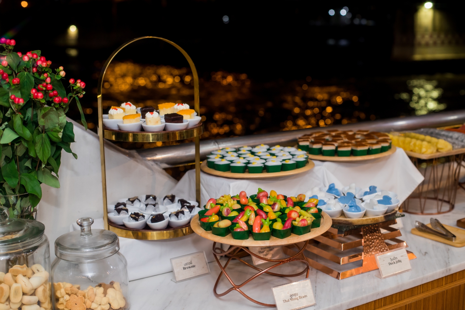 我們精心準備了各式各樣的泰式傳統甜點和烘焙食品,以及新鮮的時令水果。此外,還為客人提供免費的咖啡、巧克力飲品和茶。 我們精心準備了各式各樣的泰式傳統甜點和烘焙食品,以及新鮮的時令水果。此外,還為客人提供免費的咖啡、巧克力飲品和茶。