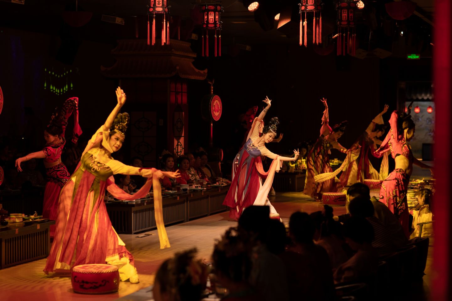 Harbin Red Gate Imperial Banquet Experience (Imperial Feast + Exquisite Performance + Emperor's Dining Experience + Interactive Games + History and Culture + Optional Ancient Costume Experience)