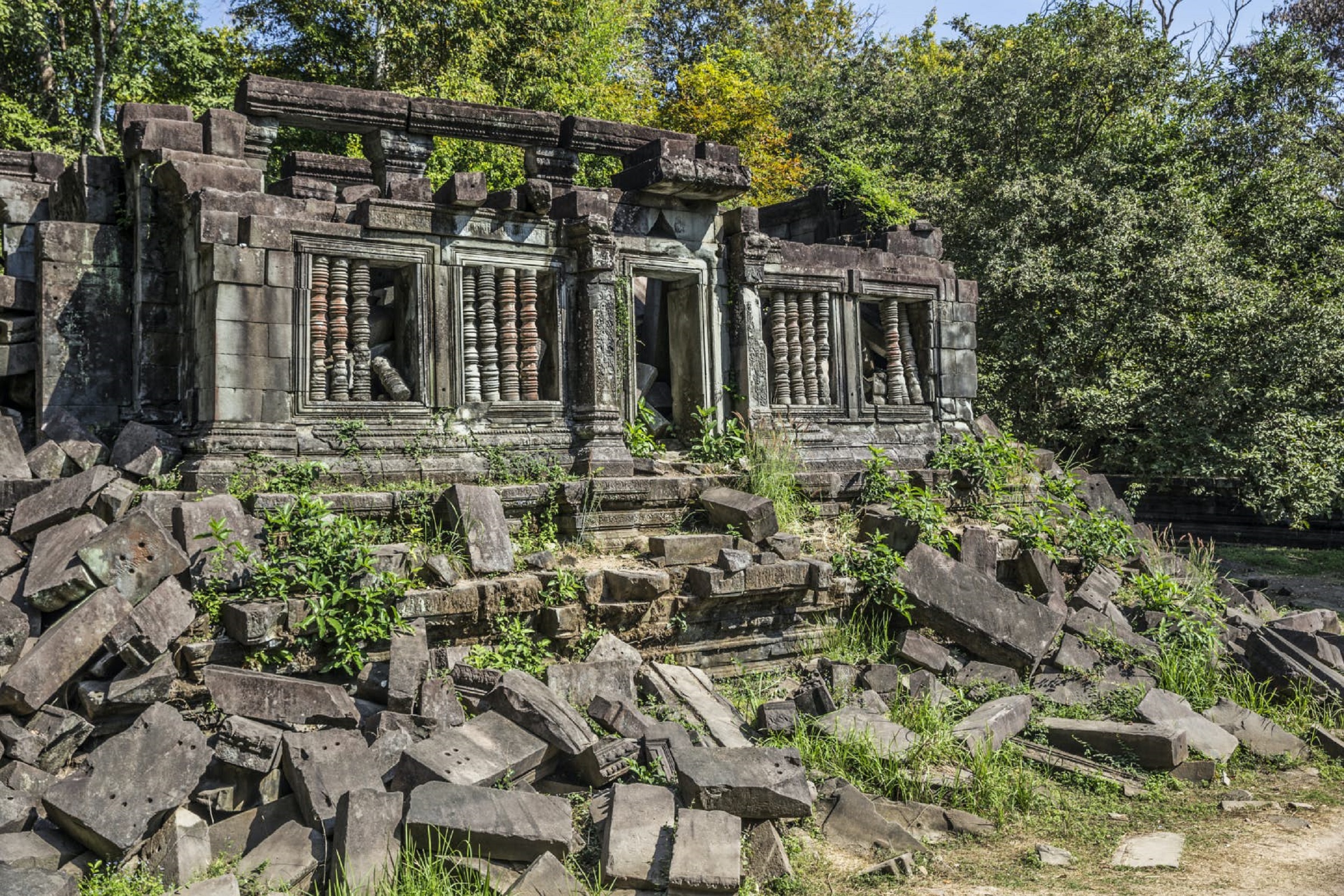 崩密列（Beng Mealea Temple）、女王宮（Banteay Srei Temple）和班提薩莫寺（Banreay Samre Temple）