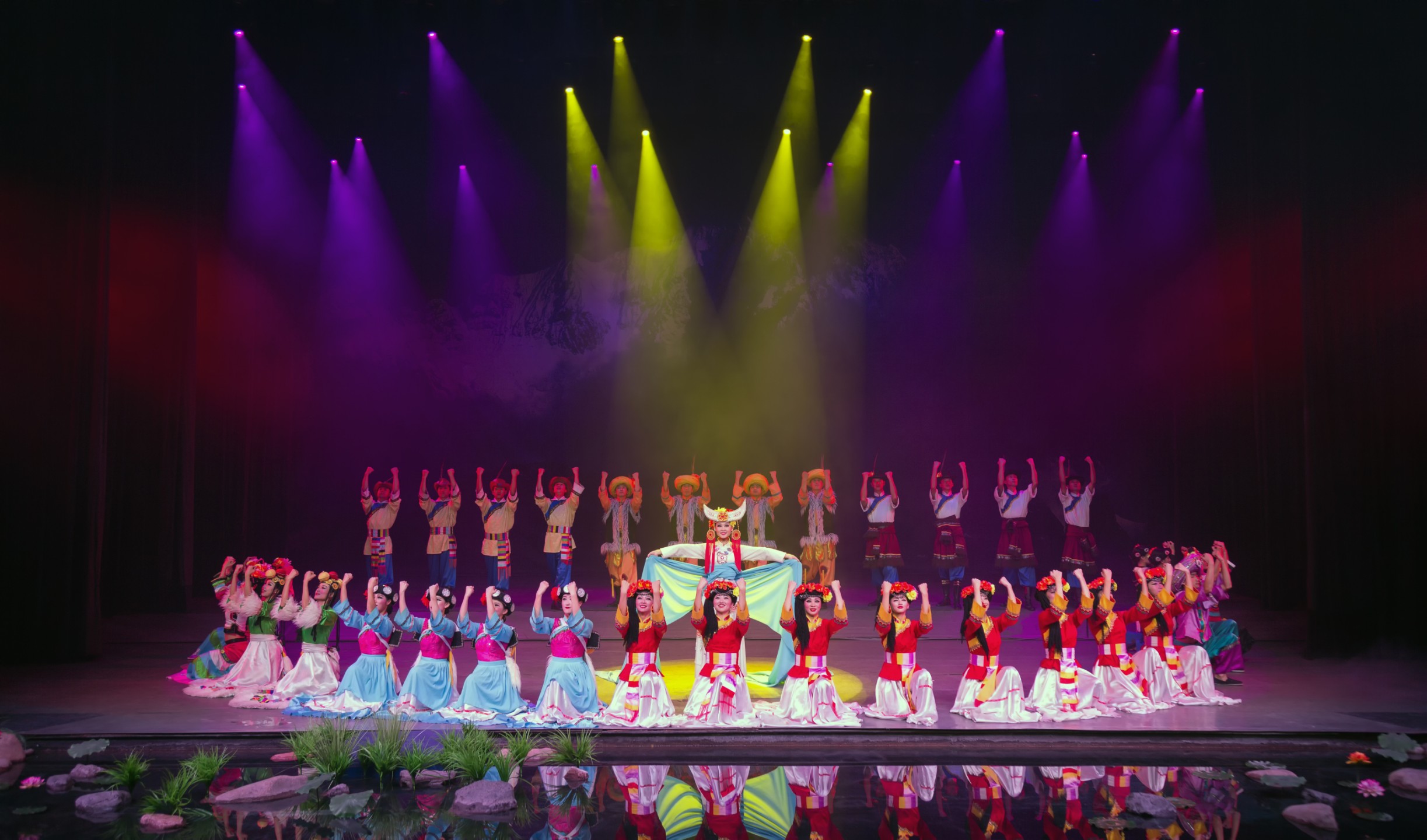 近百位舞者將演出推向高潮，盡顯壯鄉歌舞的恢弘與熱烈