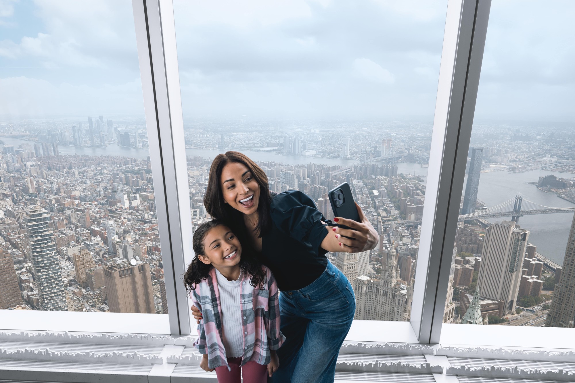 在世界貿易中心一號大樓頂部欣賞全景天際線風光