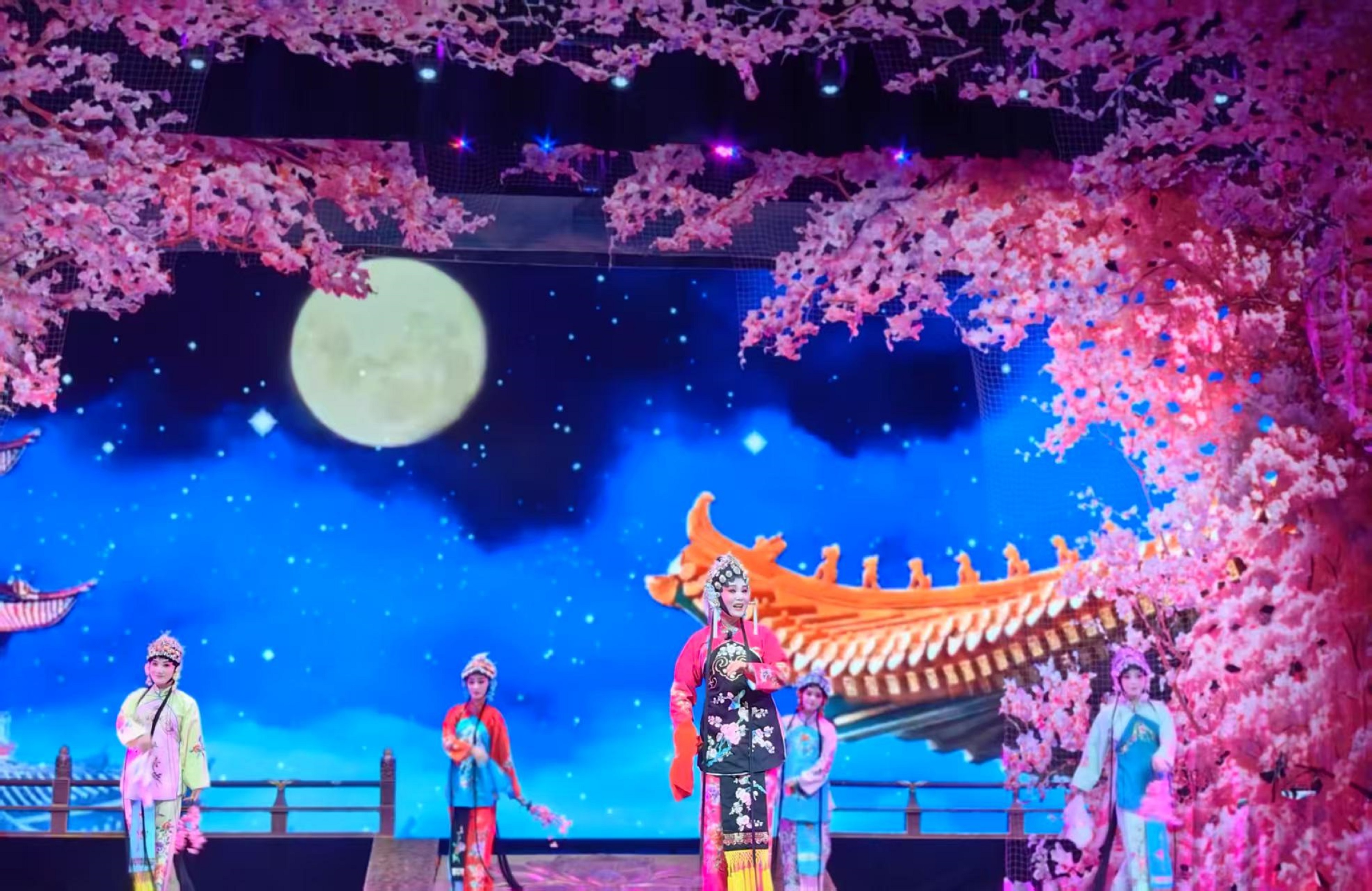 演唱時小生、小旦、青衣真假嗓音結合，吐字多用真聲，拖腔多用假聲，老生、鬚生、老旦、小丑全用真聲