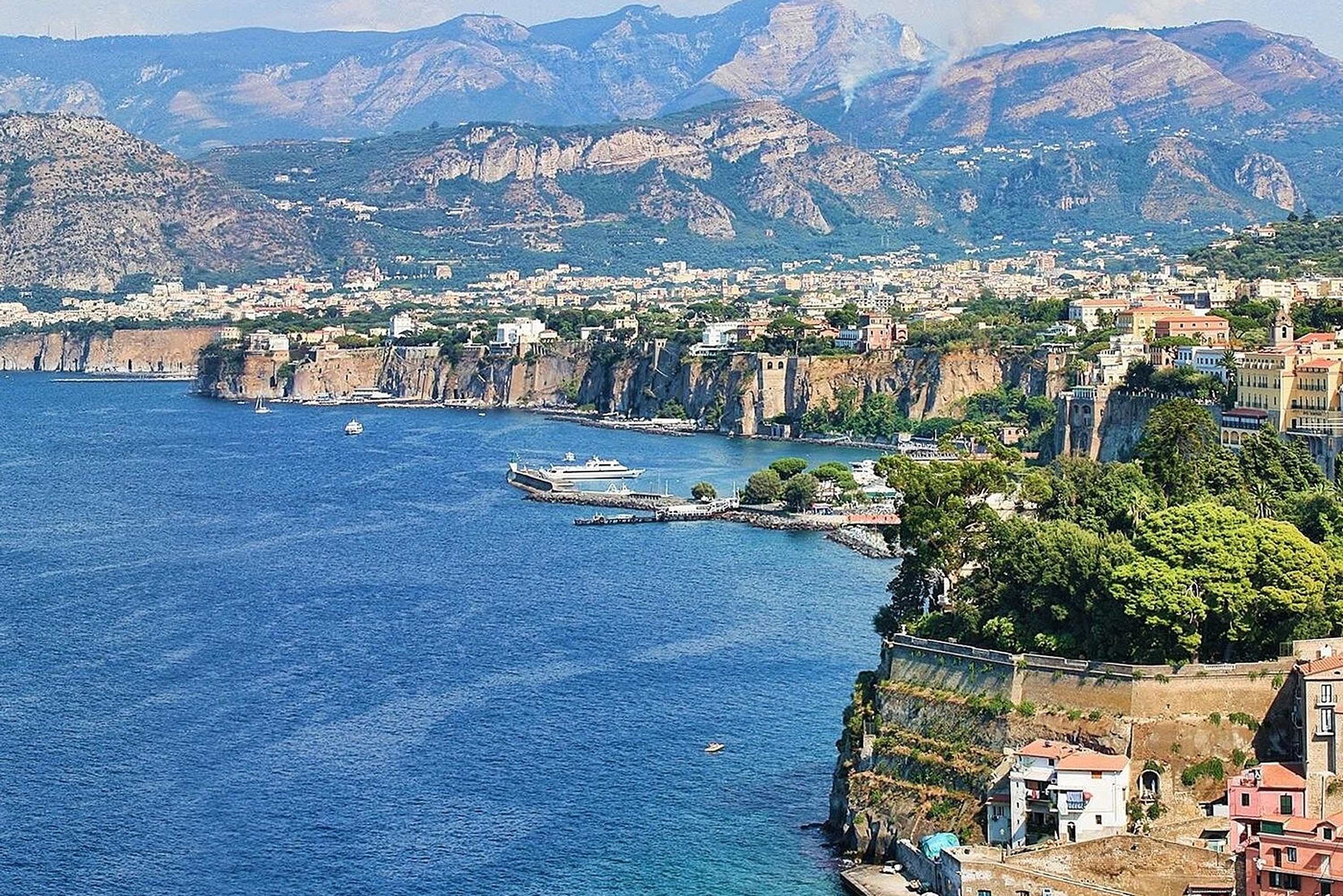 今天，在陽光普照的天空下，凝視波光粼粼的大海，看著海浪拍打著崎嶇的懸崖。