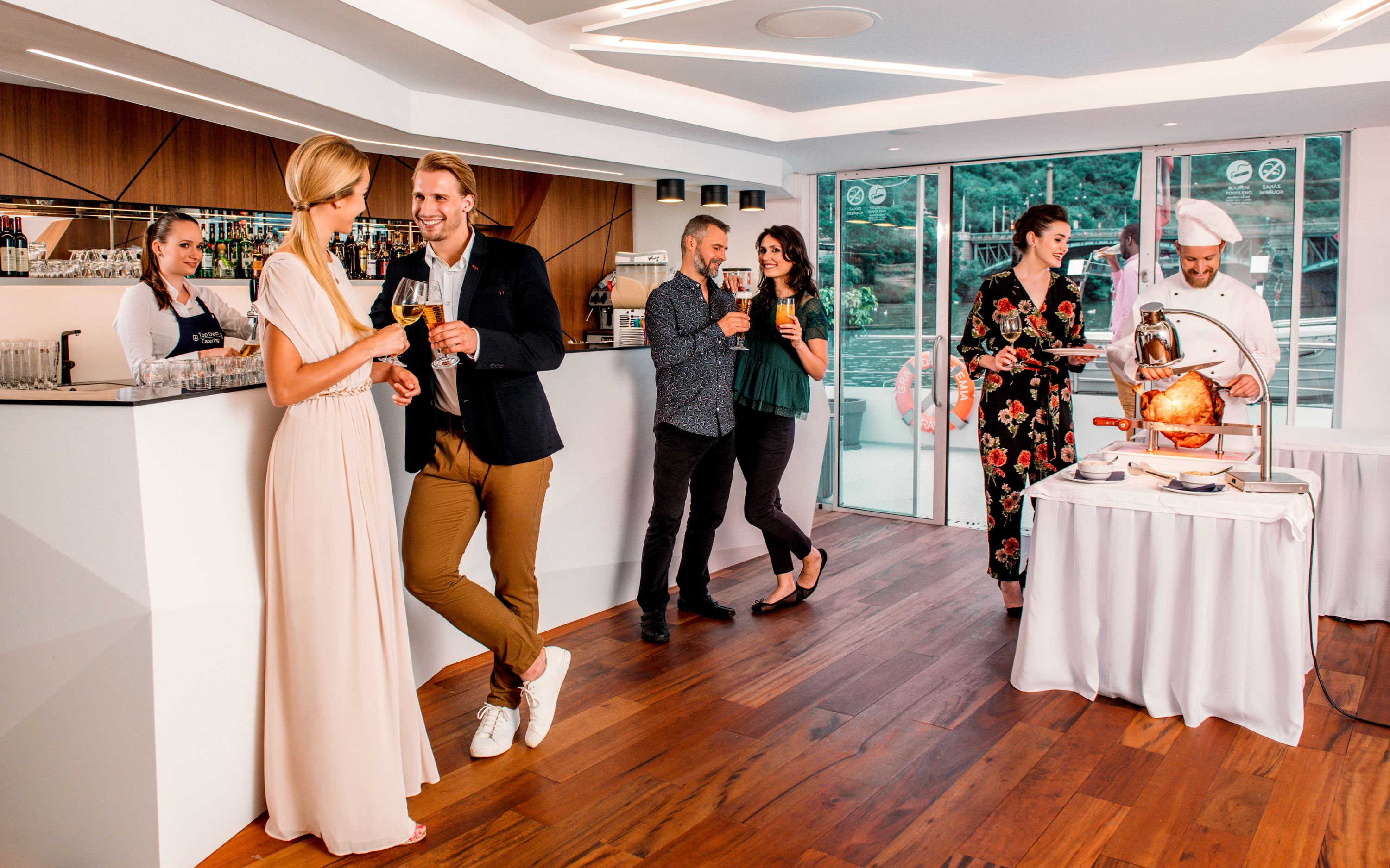 在水上享受美酒佳餚與優雅服務，共度一個特別的夜晚。