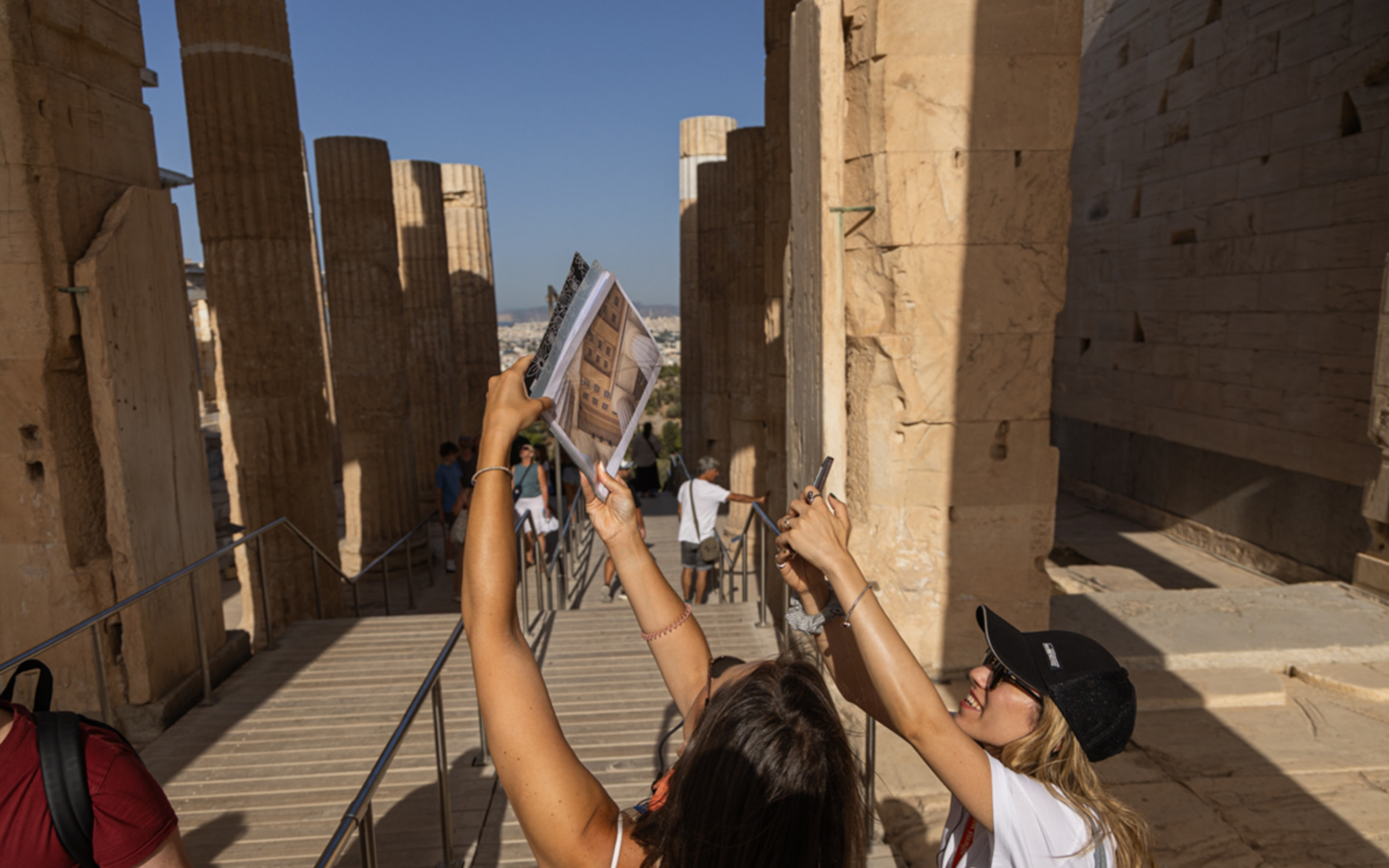 好奇的遊客們興奮地捕捉每一個瞬間，將雅典古老的奇蹟與現代魅力交織而成的難忘時刻永遠保存下來。