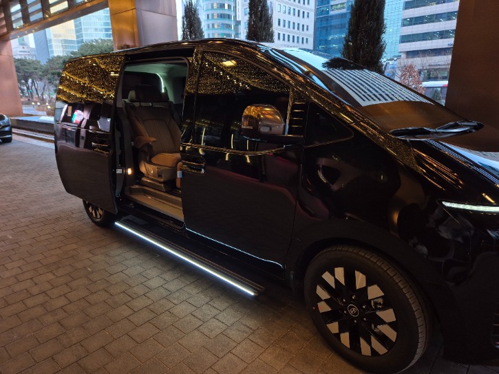 Private Shopping & Airport Journey with a Cultural Curator  