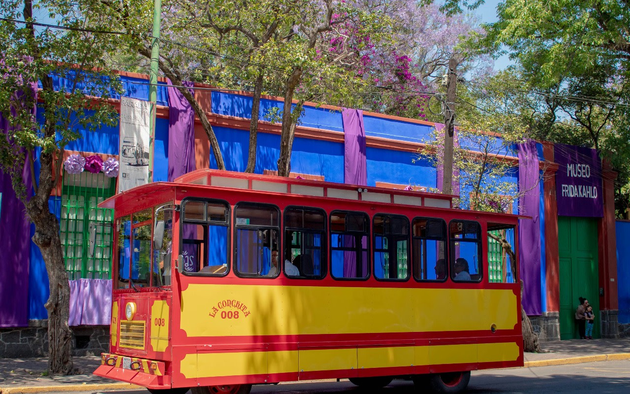 跟隨專業導遊，一同探索豐富歷史與璀璨文化。