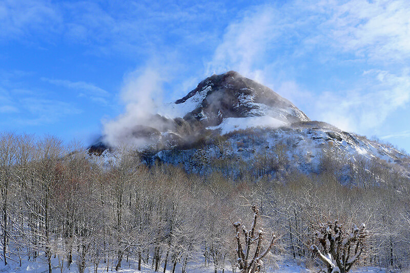 昭和新山:近距離觀察仍在冒菸的活火山,瞭解其因1943年大地震而突然形成的奇特地質歷史。 昭和新山:近距離觀察仍在冒菸的活火山,瞭解其因1943年大地震而突然形成的奇特地質歷史。