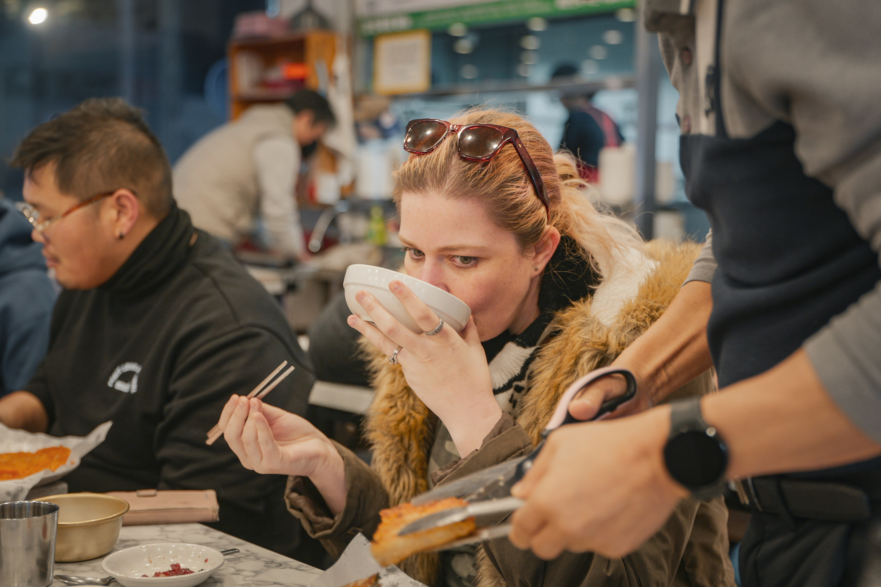 Seoul: Palace, Temple and Market Guided Foodie Tour at Night