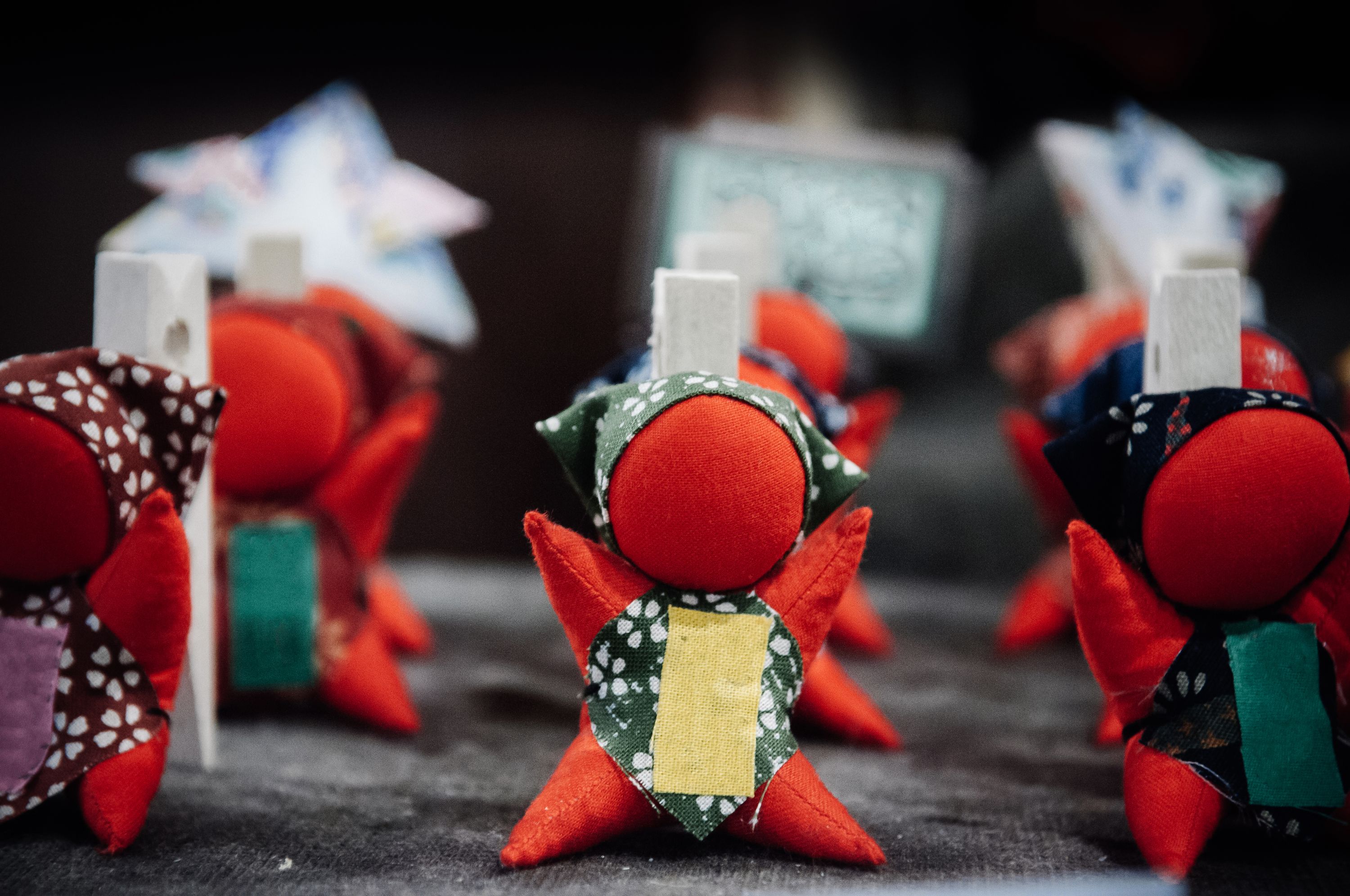 飛驒高山「Sarubobo 娃娃」：最初由祖母們為孫子製作，作為抵禦疾病和厄運的護身符，這些娃娃是高山最具代表性的象徵。快為自己帶一個回家，作為最完美的紀念品吧！