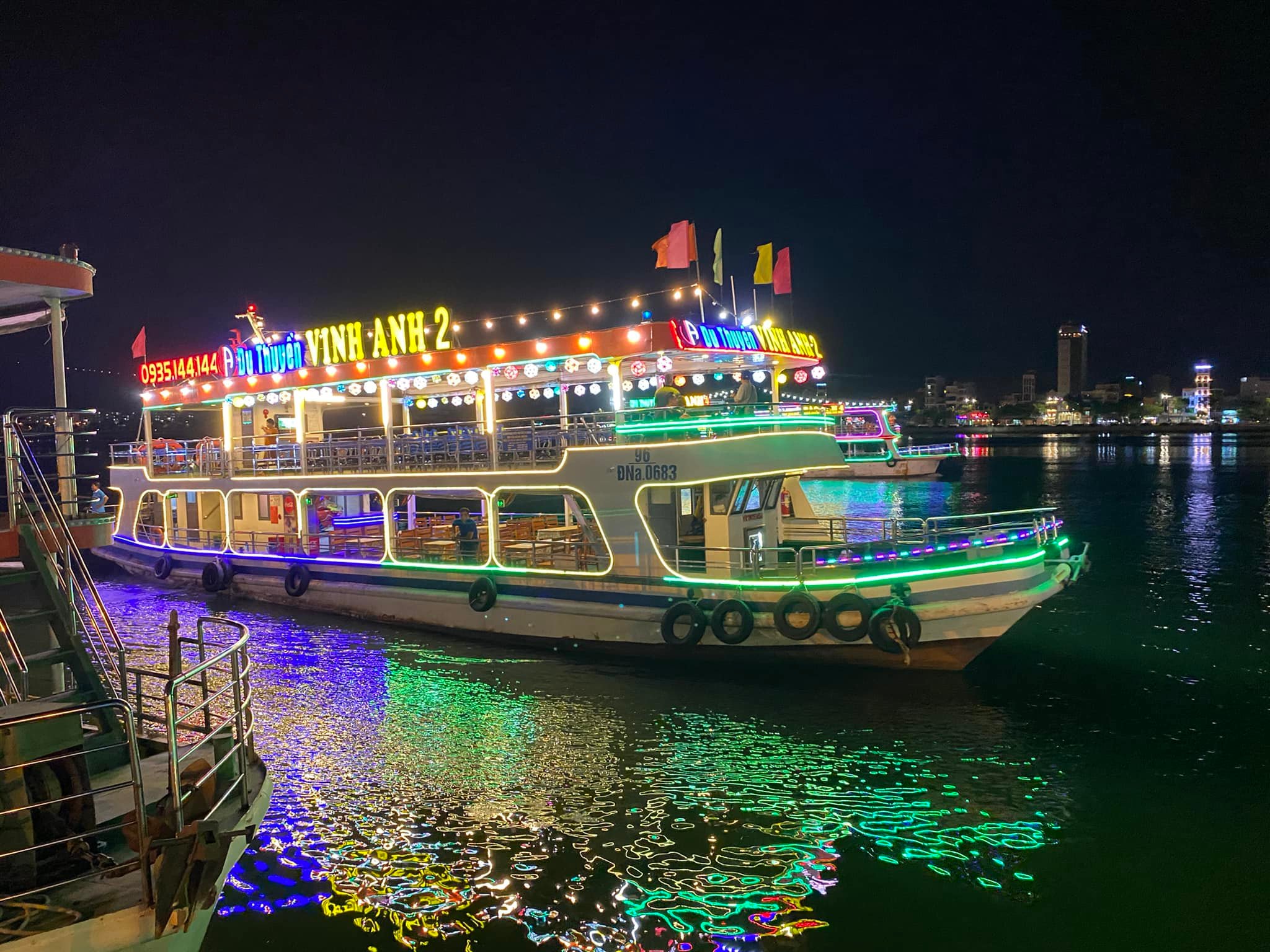 峴港瀚江夜間遊船之旅（Vinh Anh Cruise提供）