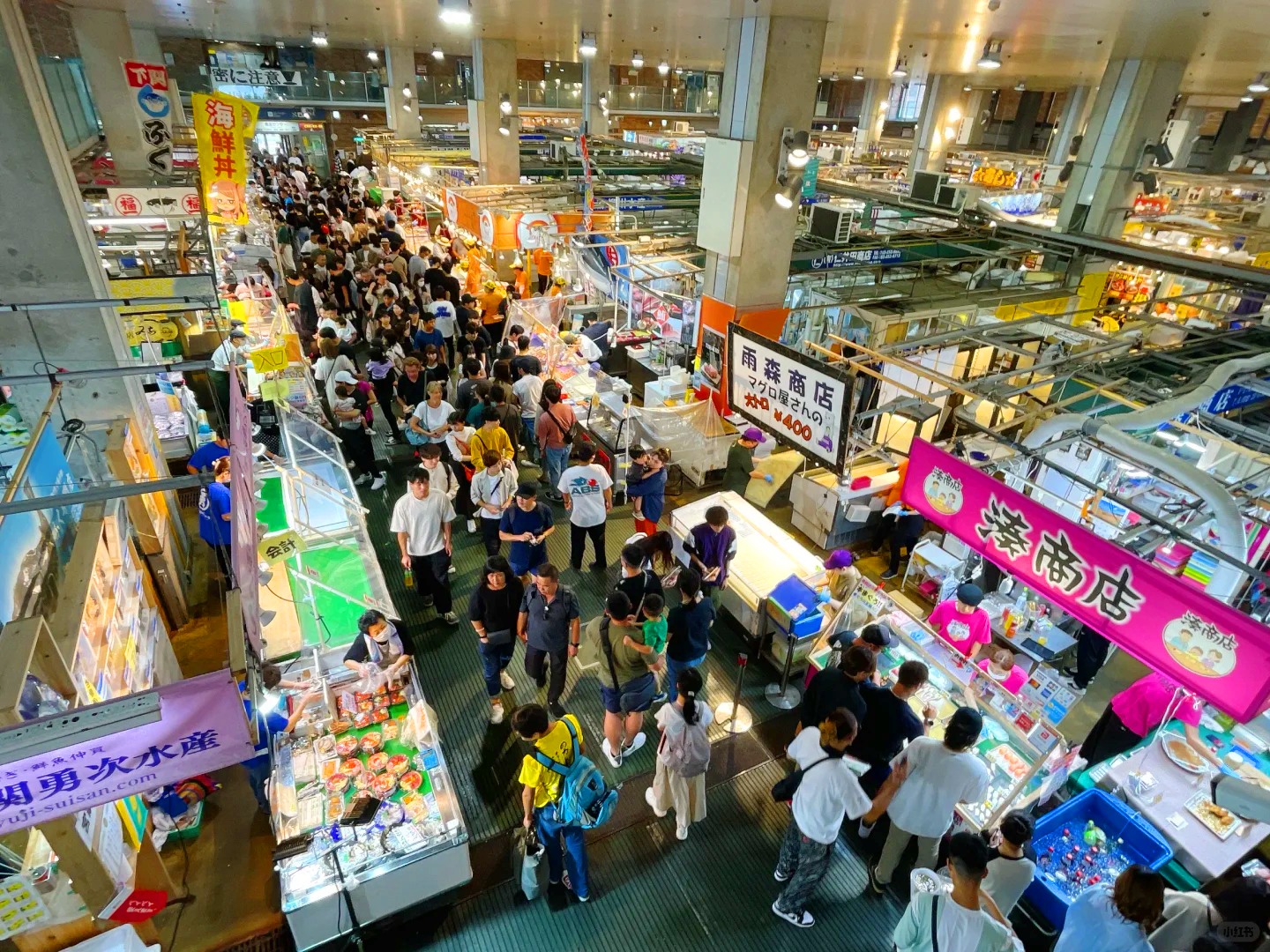Karato Market is Shimonoseki's most bustling seafood market, with stalls piled high with fresh catches and the salty aroma of the sea filling the air.