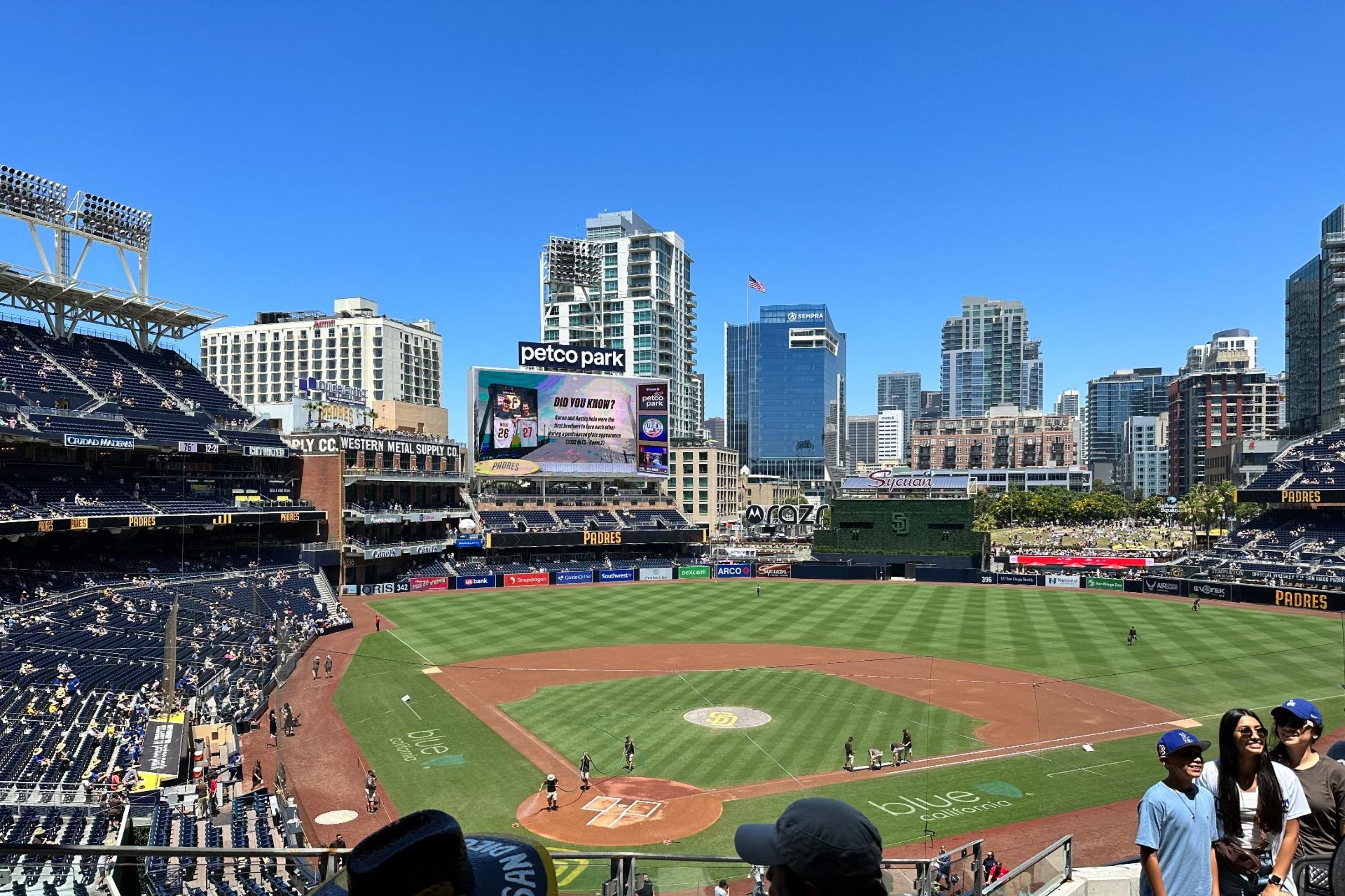 從看台區取得平衡的視野，內野和外野的絕佳視野一覽無遺