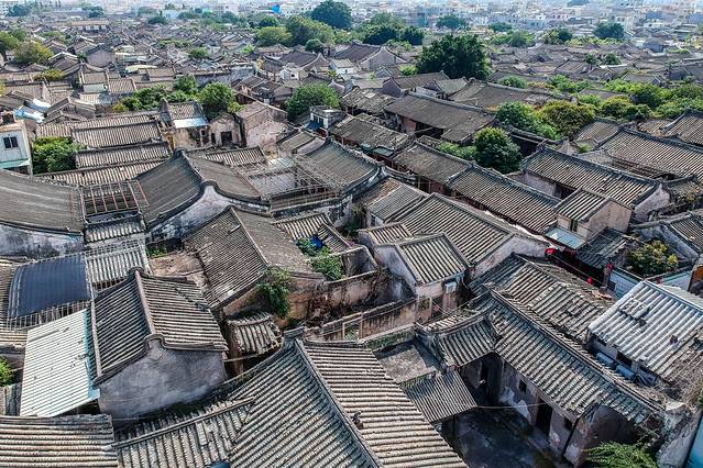 龍湖古寨:韓江畔的千年古寨,始於宋代。其“三街六巷”格局完整,擁有百餘座宗祠與商宅,堪稱“潮汕古建築博覽館”,木雕、石雕、嵌瓷等工藝極為精美。 龍湖古寨:韓江畔的千年古寨,始於宋代。其“三街六巷”格局完整,擁有百餘座宗祠與商宅,堪稱“潮汕古建築博覽館”,木雕、石雕、嵌瓷等工藝極為精美。