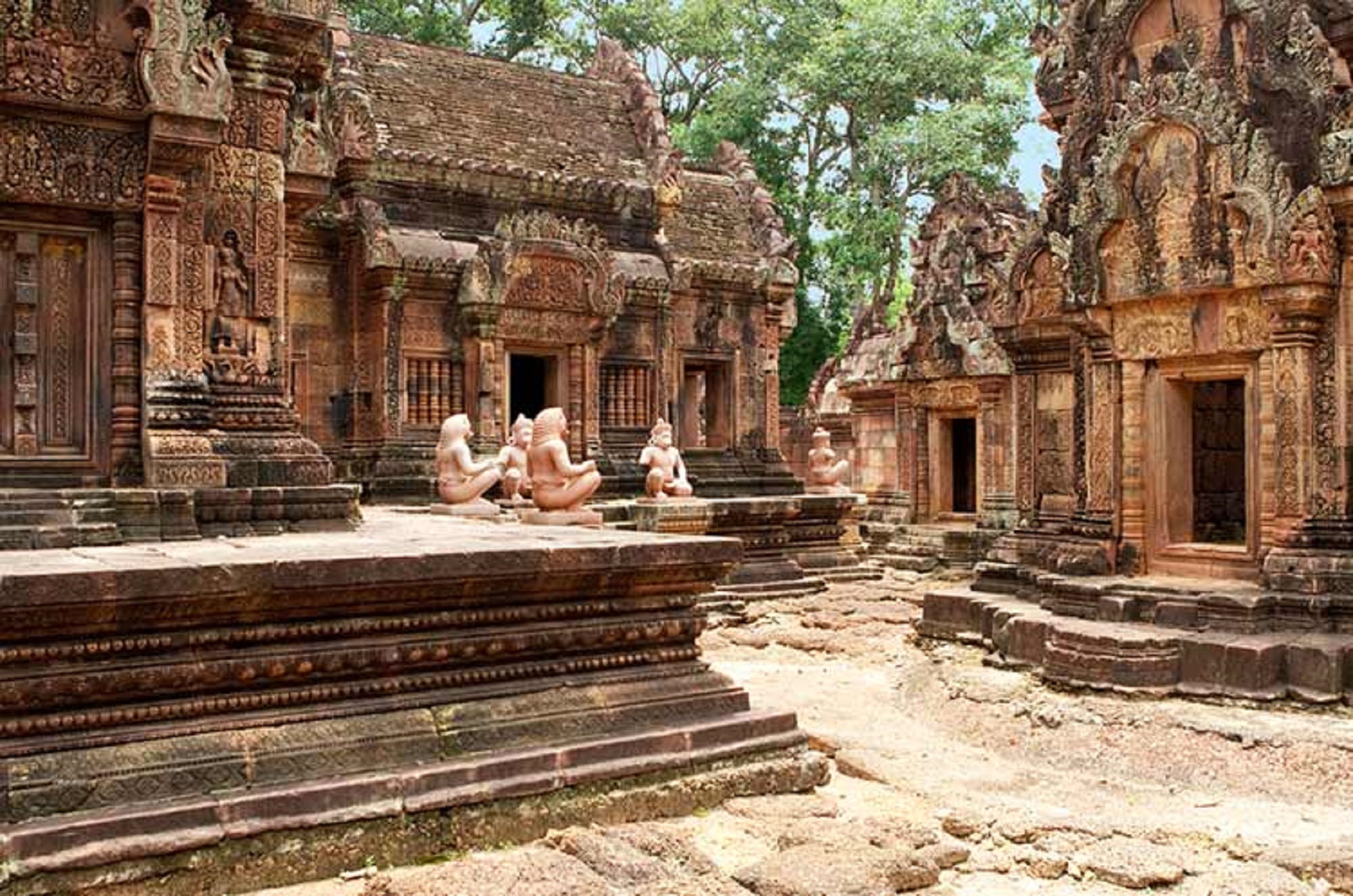 崩密列（Beng Mealea Temple）、女王宮（Banteay Srei Temple）和班提薩莫寺（Banreay Samre Temple）