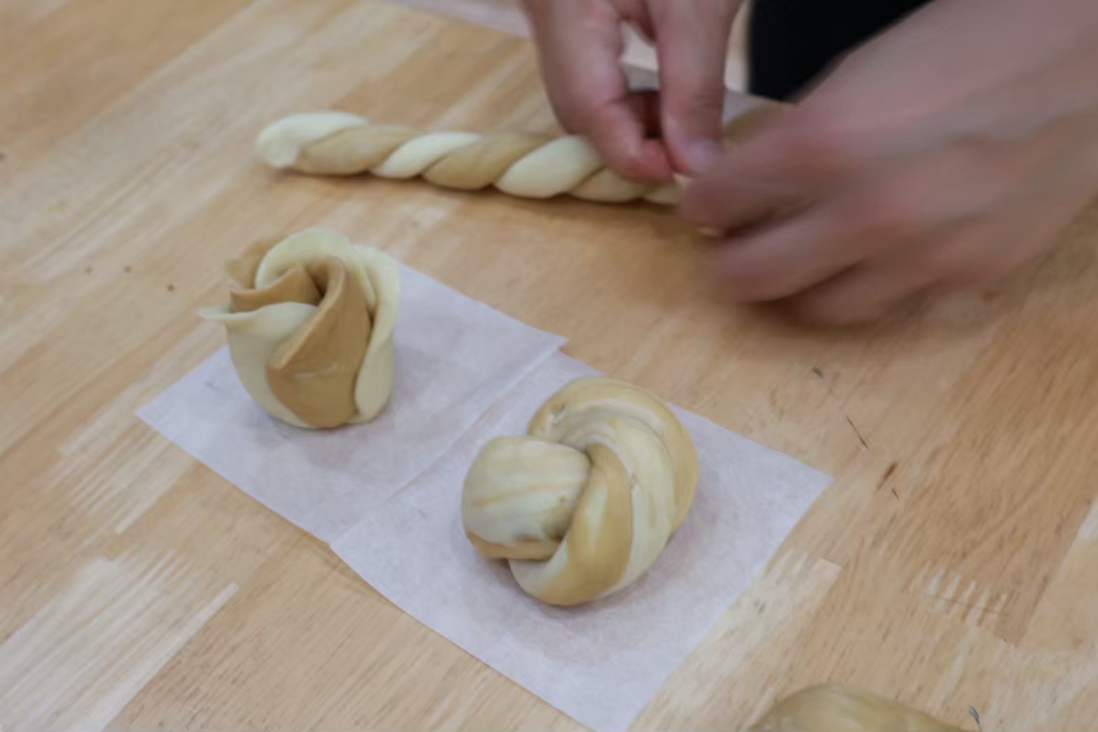 雙色黑糖爆漿饅頭DIY:黑糖爆漿包的來由,起源於我們新城社區的社區關懷送點心活動,後來除了黑糖麵團,更增加牛奶麵糰讓黑糖爆漿饅頭DIY的活動更加精采有趣,不但可以雙色做出獨特造型,更將牛奶與黑糖完美融合,好吃又好玩! 雙色黑糖爆漿饅頭DIY:黑糖爆漿包的來由,起源於我們新城社區的社區關懷送點心活動,後來除了黑糖麵團,更增加牛奶麵糰讓黑糖爆漿饅頭DIY的活動更加精采有趣,不但可以雙色做出獨特造型,更將牛奶與黑糖完美融合,好吃又好玩!