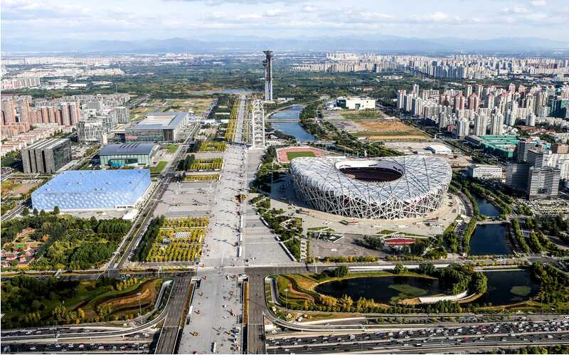 Then we went to the exterior of the Olympic venues. The Bird's Nest (National Stadium), with its unique steel structure, is like a "nest" that breeds life, full of power and dynamism. The Water Cube (National Aquatics Center), with its blue membrane struc