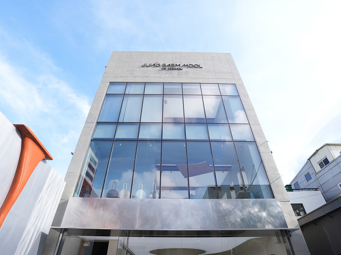 造訪韓國最知名的K-Beauty品牌之一JUNG SAEM MOOL，以其專業彩妝藝術聞名。