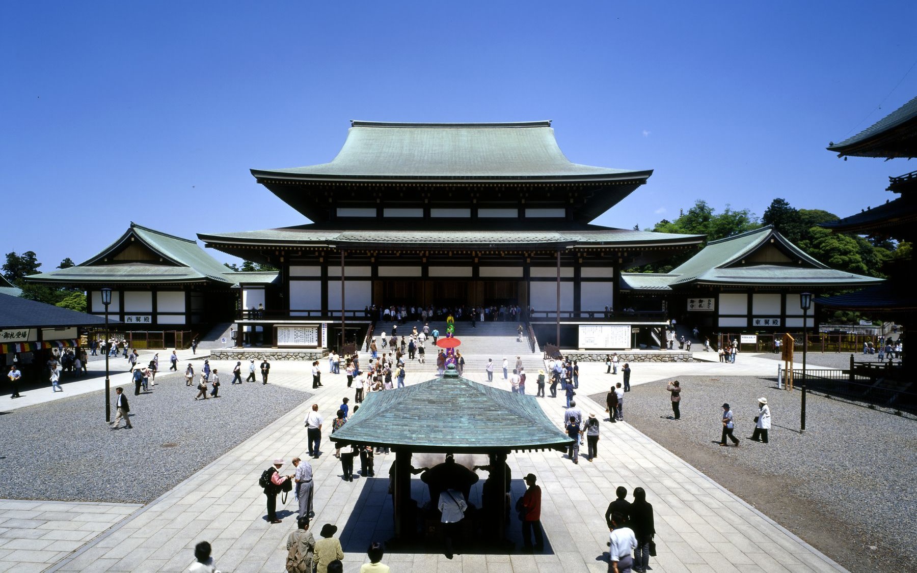 Naritasan Shinshoji Temple & Osugi Shrine & Katsuma Shrine New Year's Day Tour (Includes Specialty Hot Pot & All-You-Can-Eat Strawberry Picking)