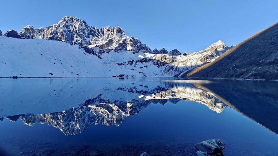 這幅來自「三隘口徒步」的壯麗景象,展示了徒步者們沿著一條高海拔的喜馬拉雅山徑,行經冰川河流旁,周圍環繞著白雪皚皚的山坡和高聳的山脊。廣闊的高山峽谷和崎嶇的地形反映了這趟旅程的挑戰性。 這幅來自「三隘口徒步」的壯麗景象,展示了徒步者們沿著一條高海拔的喜馬拉雅山徑,行經冰川河流旁,周圍環繞著白雪皚皚的山坡和高聳的山脊。廣闊的高山峽谷和崎嶇的地形反映了這趟旅程的挑戰性。