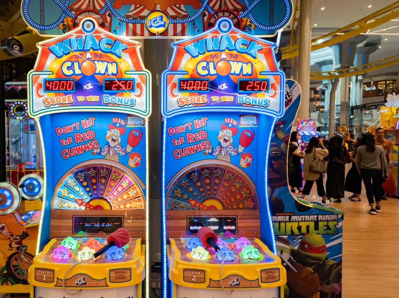趣味打擊遊戲，玩家可敲打機台測試自己的力量