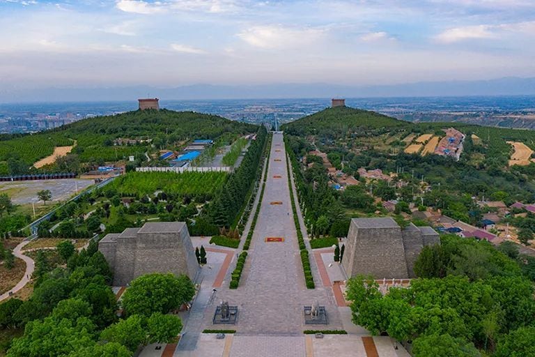 Shaanxi Xi'an Famen Temple + Qianling Mausoleum One-Day Private Tour (Chinese and English Tour Guide Private Tour, Hotel Pick-up)