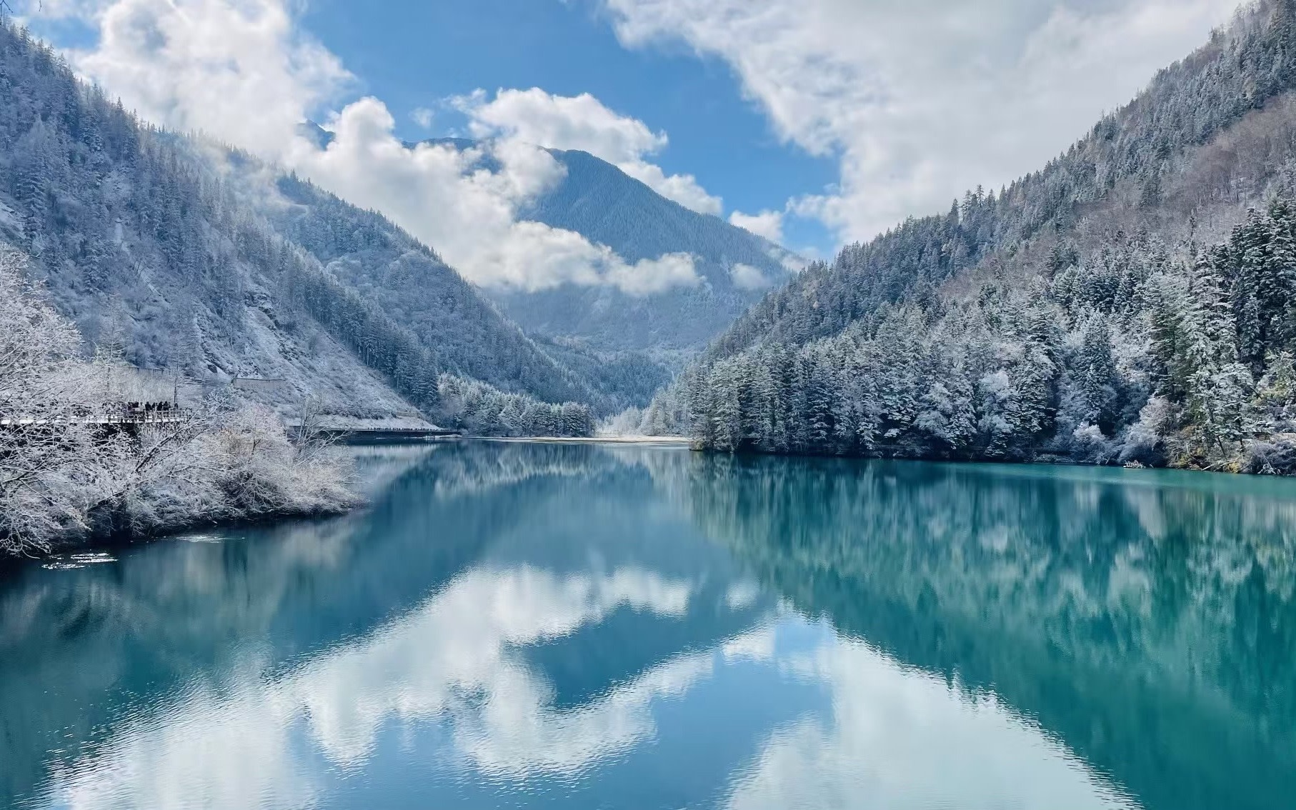 3 Days 2 Nights Group Tour in Sichuan Jiuzhai Huanglong Dujiangyan Panda Paradise (Land First Class Cabin)