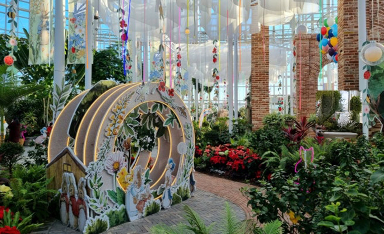 如藝術品般變化的季節性景觀。擁有多樣主題區域的巨型溫室。