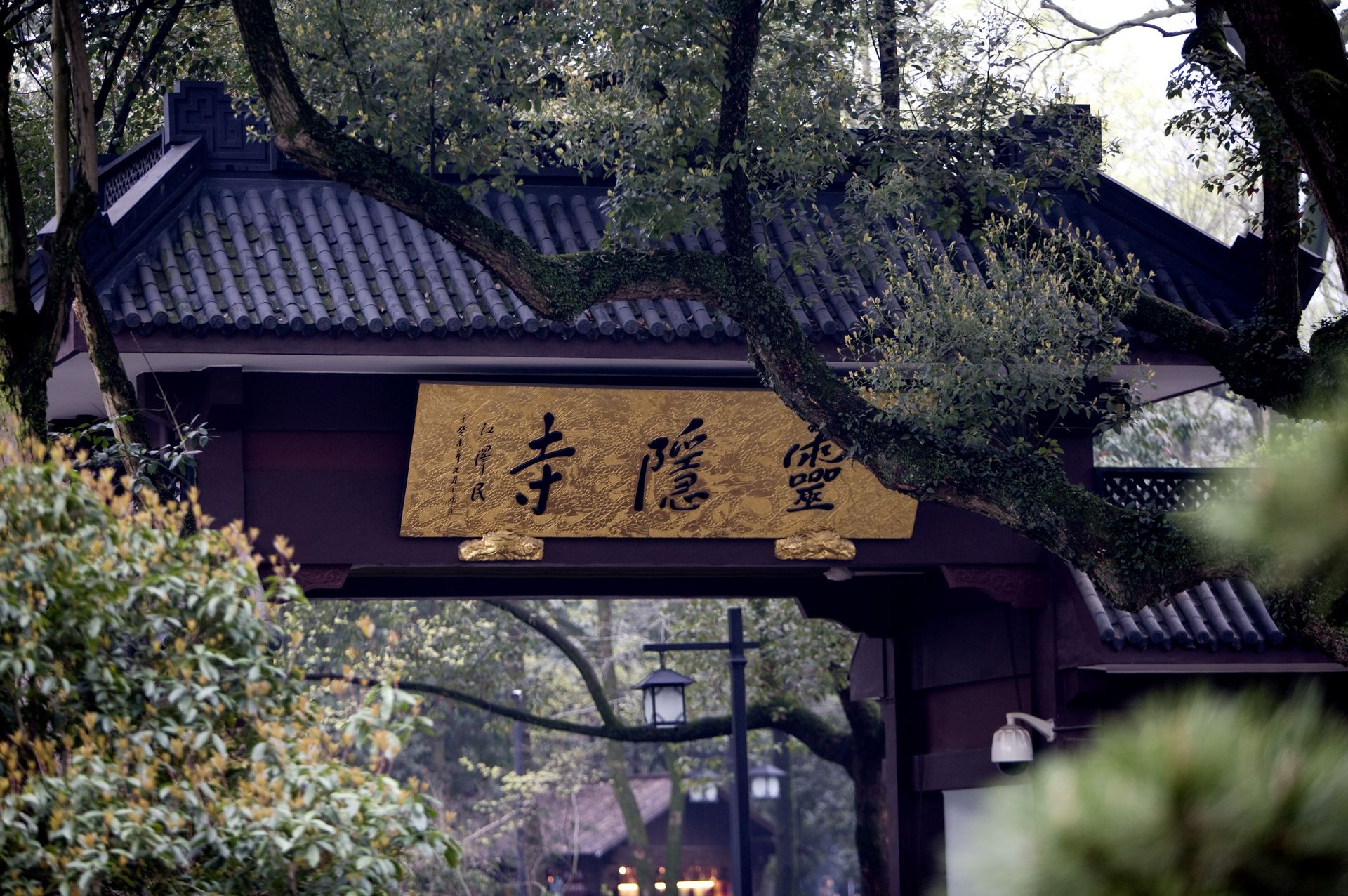 【靈隱寺】又稱“雲林寺”，坐落於西湖西面的靈隱山麓，環境清幽，是中國佛教禪宗十大古剎之一
