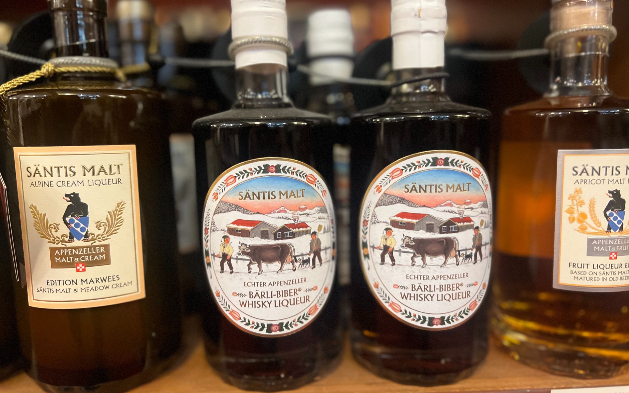 品嚐以傳統工藝釀造的瑞士當地烈酒和利口酒,溫暖您的味蕾 品嚐以傳統工藝釀造的瑞士當地烈酒和利口酒,溫暖您的味蕾