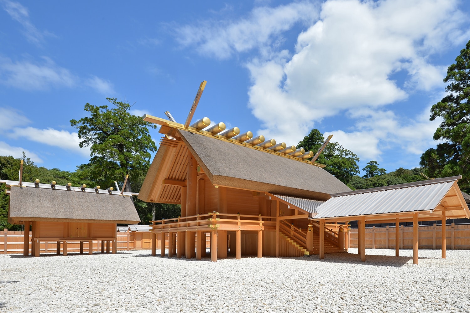 伊勢神宮位於日本三重縣伊勢市，是日本神道教最重要的神社之一，堪稱日本人的精神支柱